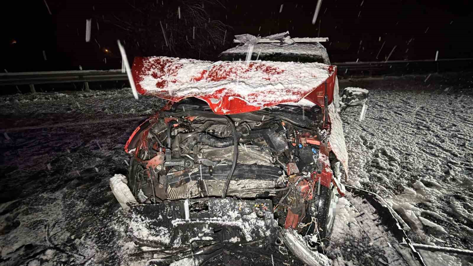 Düzce’de kafa kafaya çarpışan araçlar hurdaya döndü: 7 yaralı