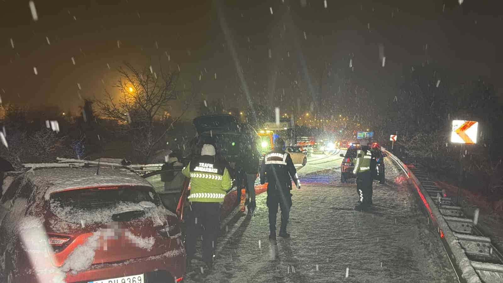 Düzce’de kafa kafaya çarpışan araçlar hurdaya döndü: 7 yaralı