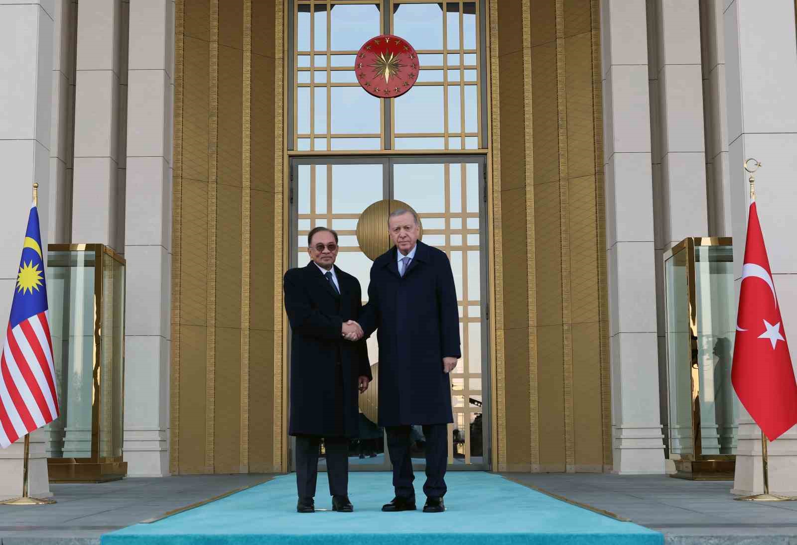 Cumhurbaşkanı Erdoğan, Malezya Başbakanı Enver İbrahim’i törenle karşıladı