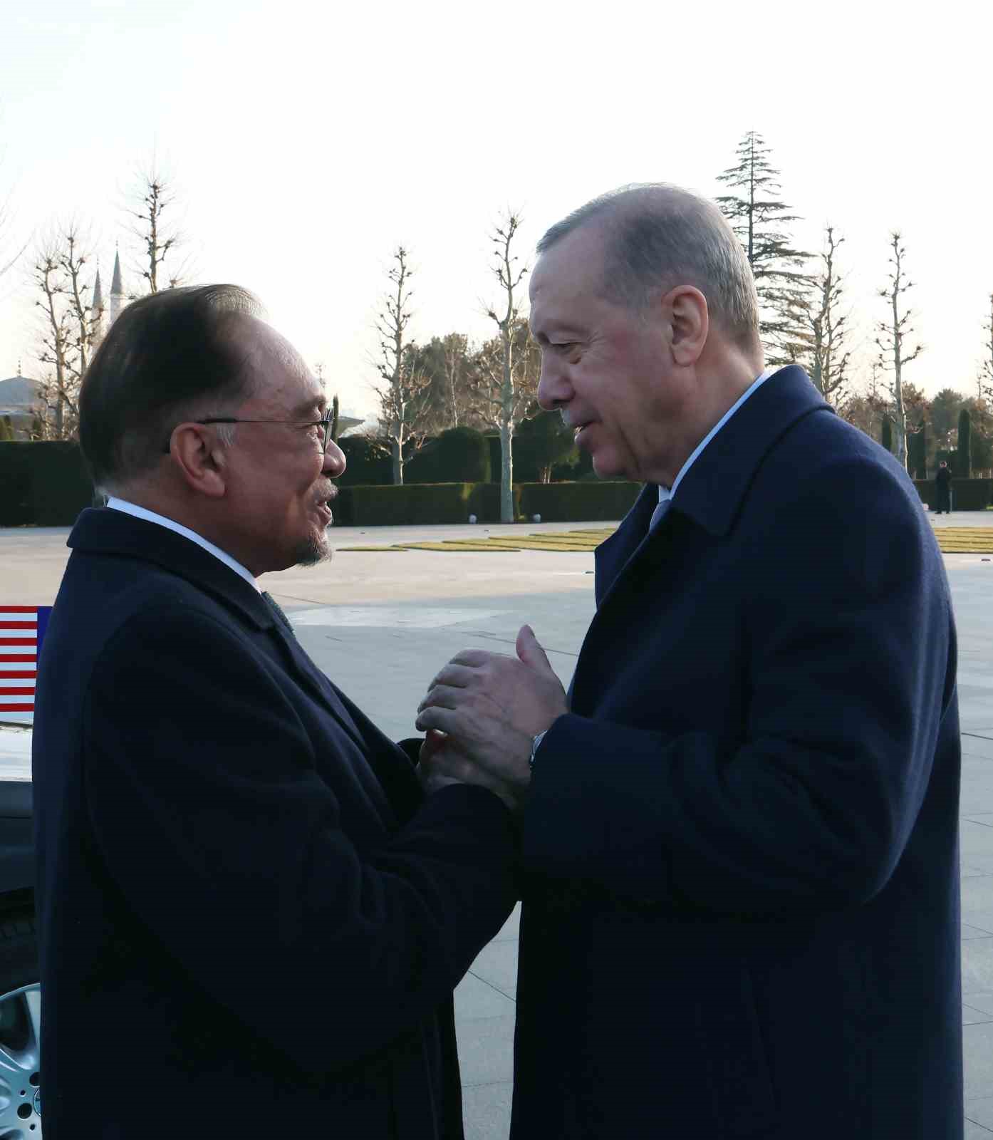 Cumhurbaşkanı Erdoğan, Malezya Başbakanı Enver İbrahim’i törenle karşıladı