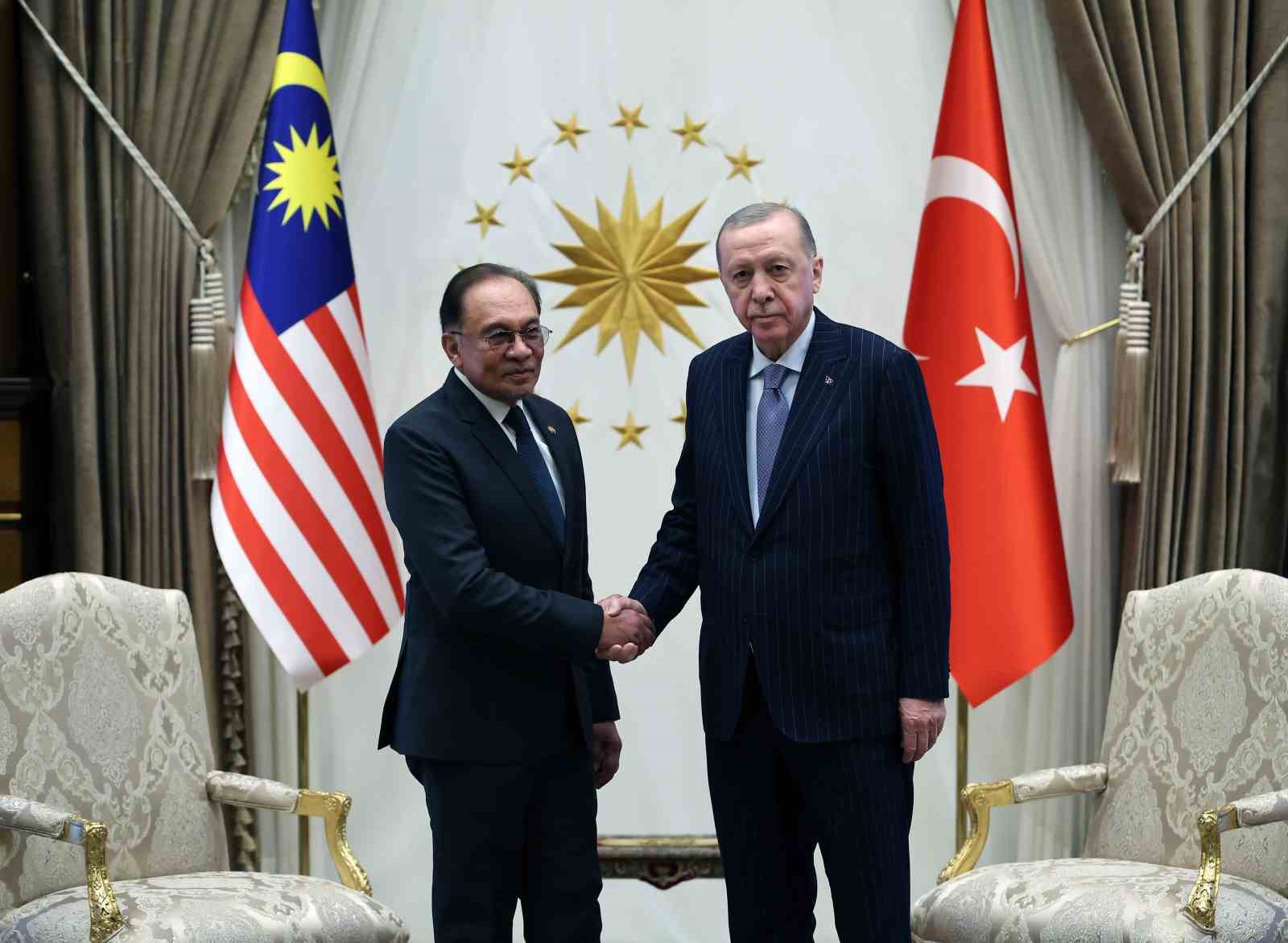 Cumhurbaşkanı Erdoğan, Malezya Başbakanı Enver İbrahim’i törenle karşıladı