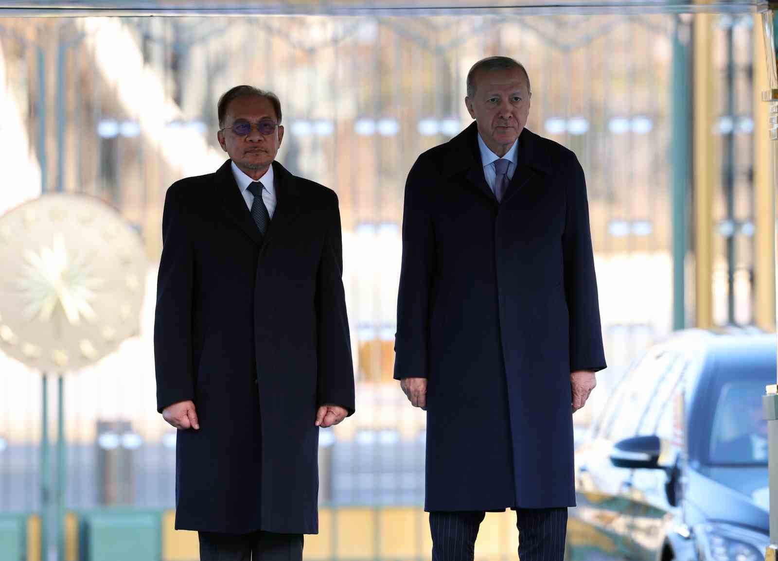 Cumhurbaşkanı Erdoğan, Malezya Başbakanı Enver İbrahim’i törenle karşıladı