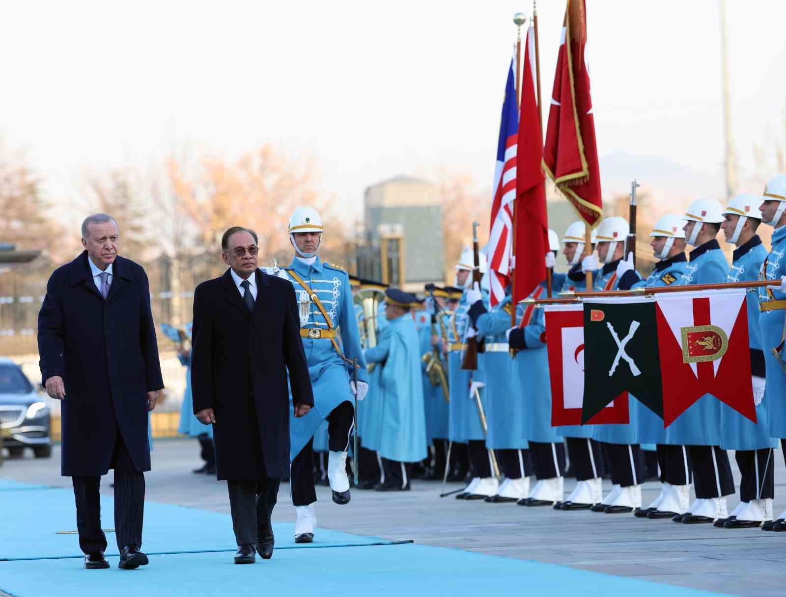Cumhurbaşkanı Erdoğan, Malezya Başbakanı Enver İbrahim’i törenle karşıladı