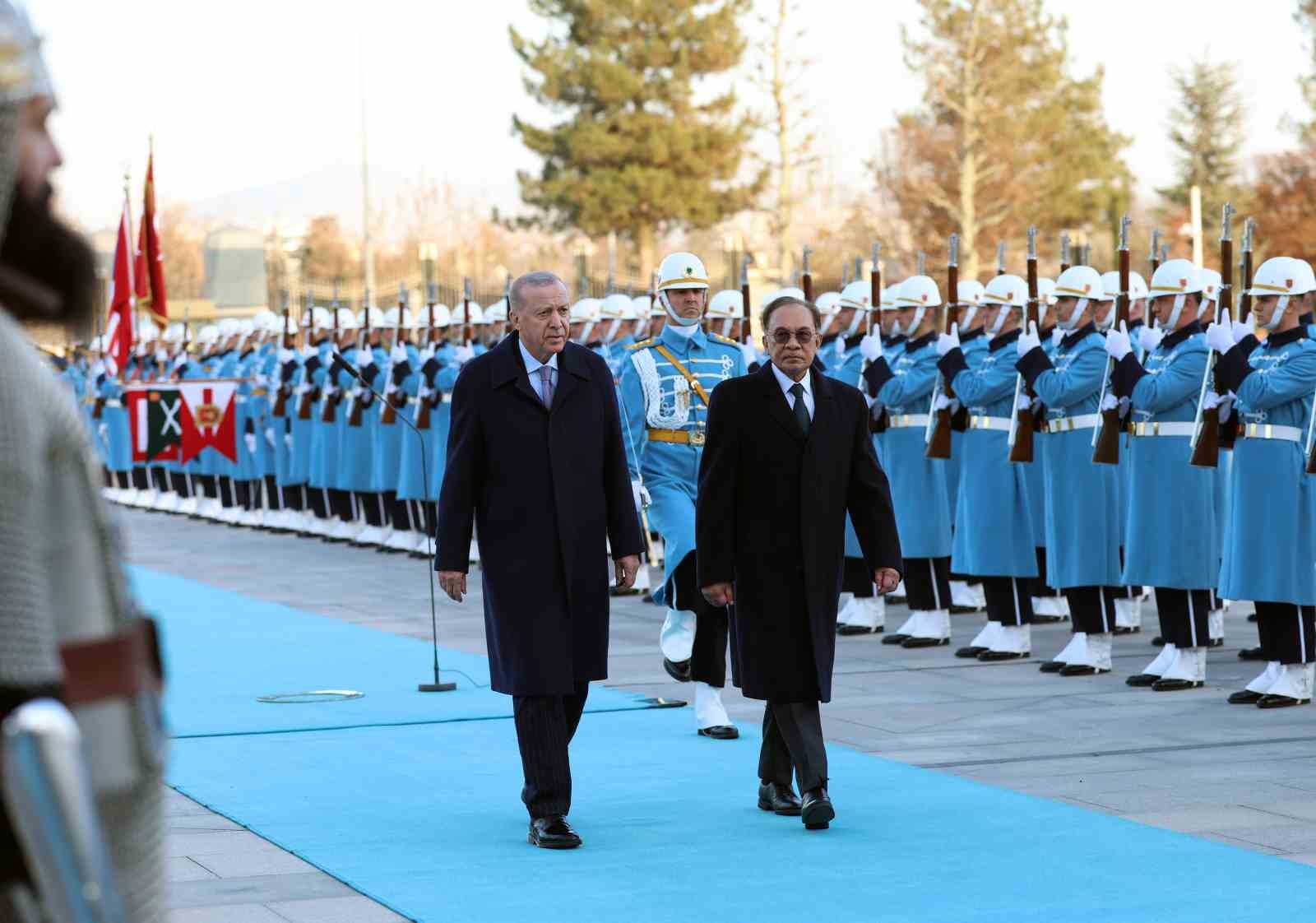 Cumhurbaşkanı Erdoğan, Malezya Başbakanı Enver İbrahim’i törenle karşıladı