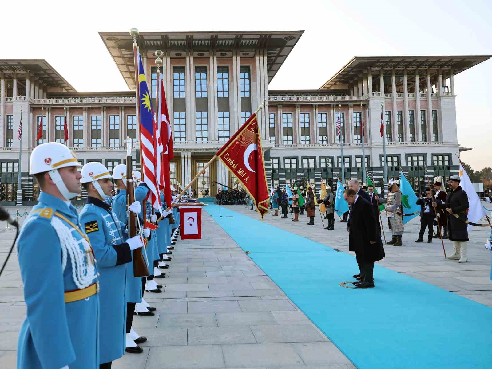 Cumhurbaşkanı Erdoğan, Malezya Başbakanı Enver İbrahim’i törenle karşıladı
