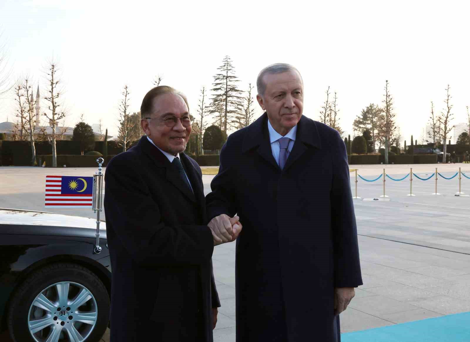 Cumhurbaşkanı Erdoğan, Malezya Başbakanı Enver İbrahim’i törenle karşıladı