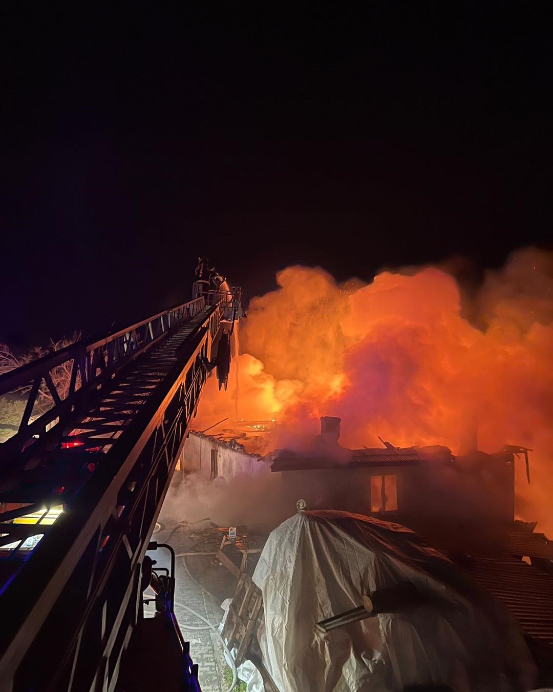 Denizli’de alevler iş yerini kullanılamaz hale getirdi