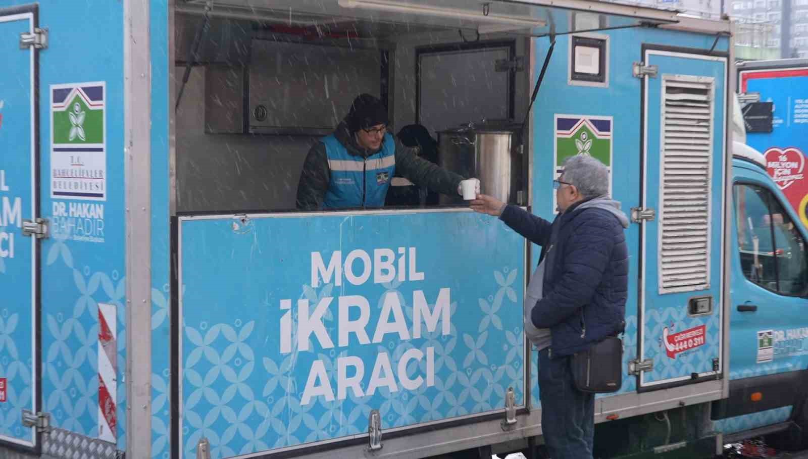 Bahçelievler’de kar mesaisi: Tuzlama, temizlik ve sıcak çorba ikramı