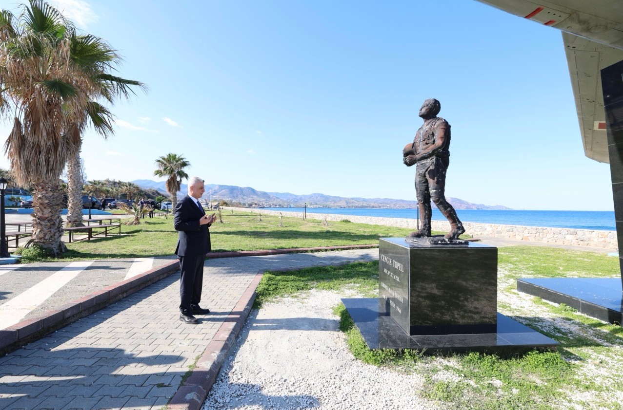 Bakan Bolat, KKTC’de şehit Yüzbaşı Cengiz Topel’in anıtını ziyaret etti