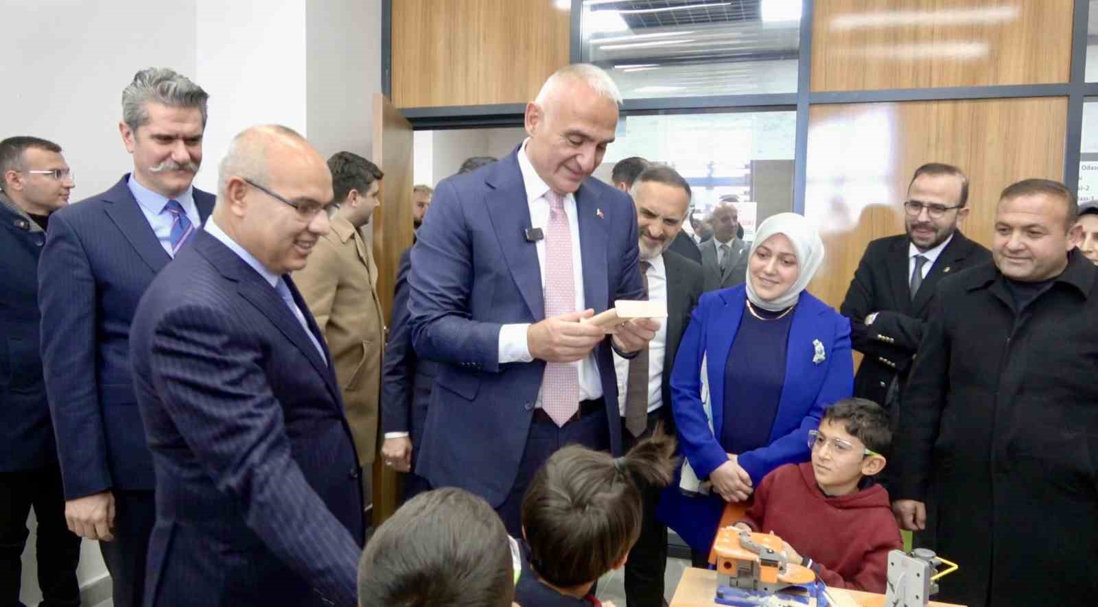 Bakan Ersoy: “Kütüphanelerimiz gençlerimizi geleceğe hazırlıyor”