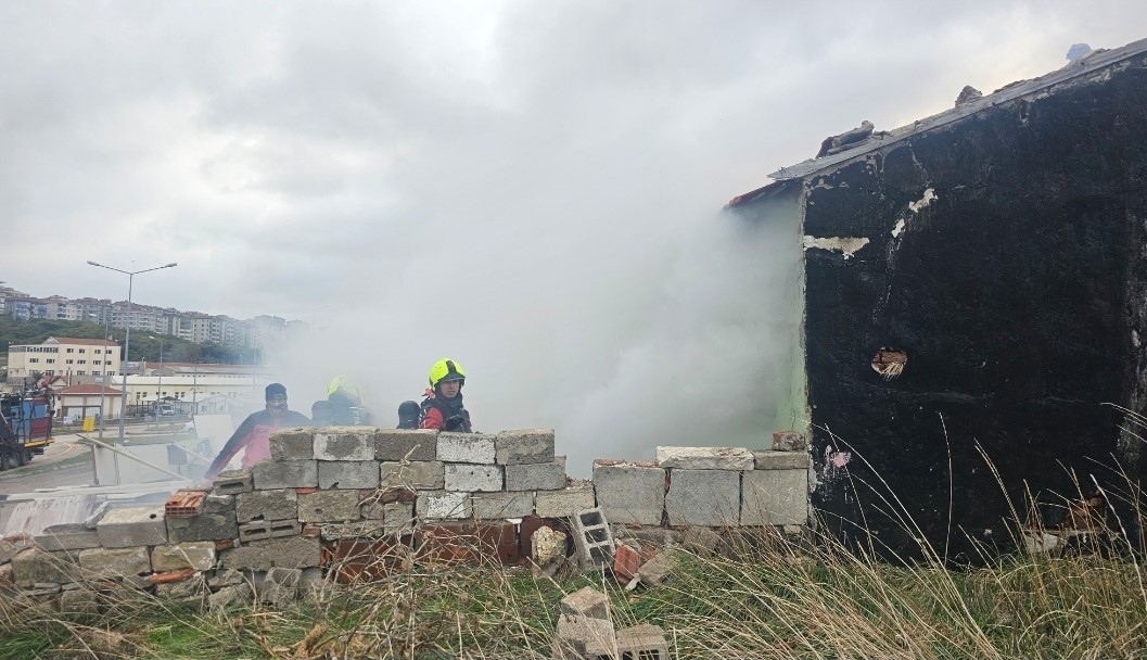 Bandırma’da metruk binada soba yangını, 1 kişi dumandan etkilendi