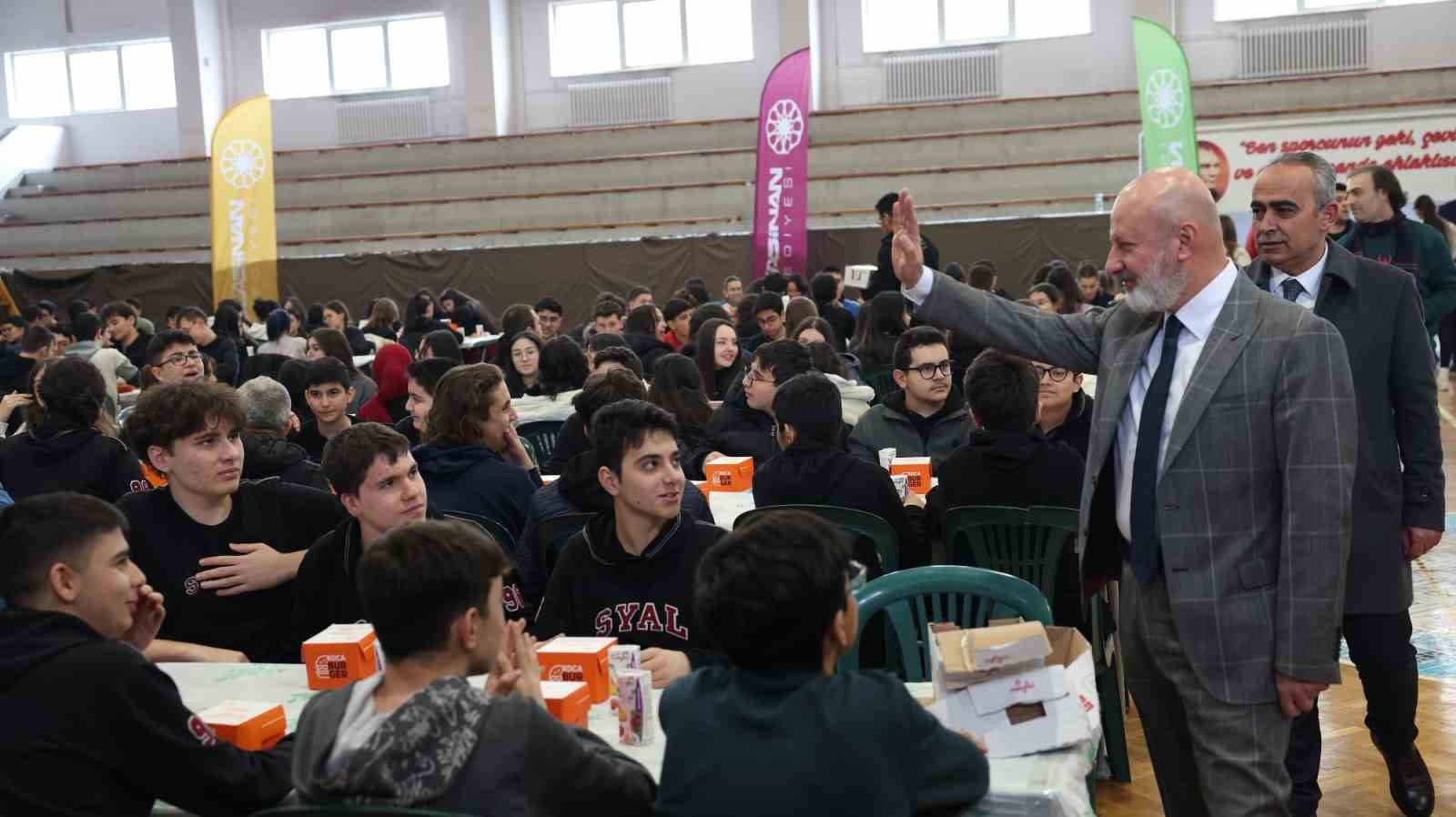 Başkan Çolakbayrakdar: “Güçlü Türkiye’nin temeli gençlerimizdir”