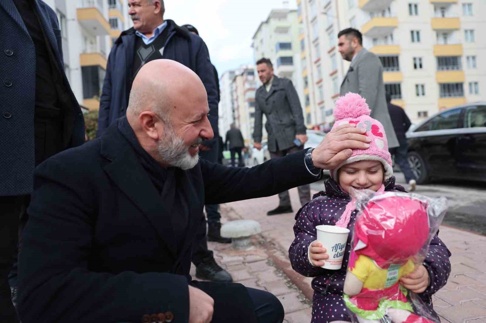 Başkan Çolakbayrakdar: “Soğuk günlerde gönülleri ısıtıyoruz”