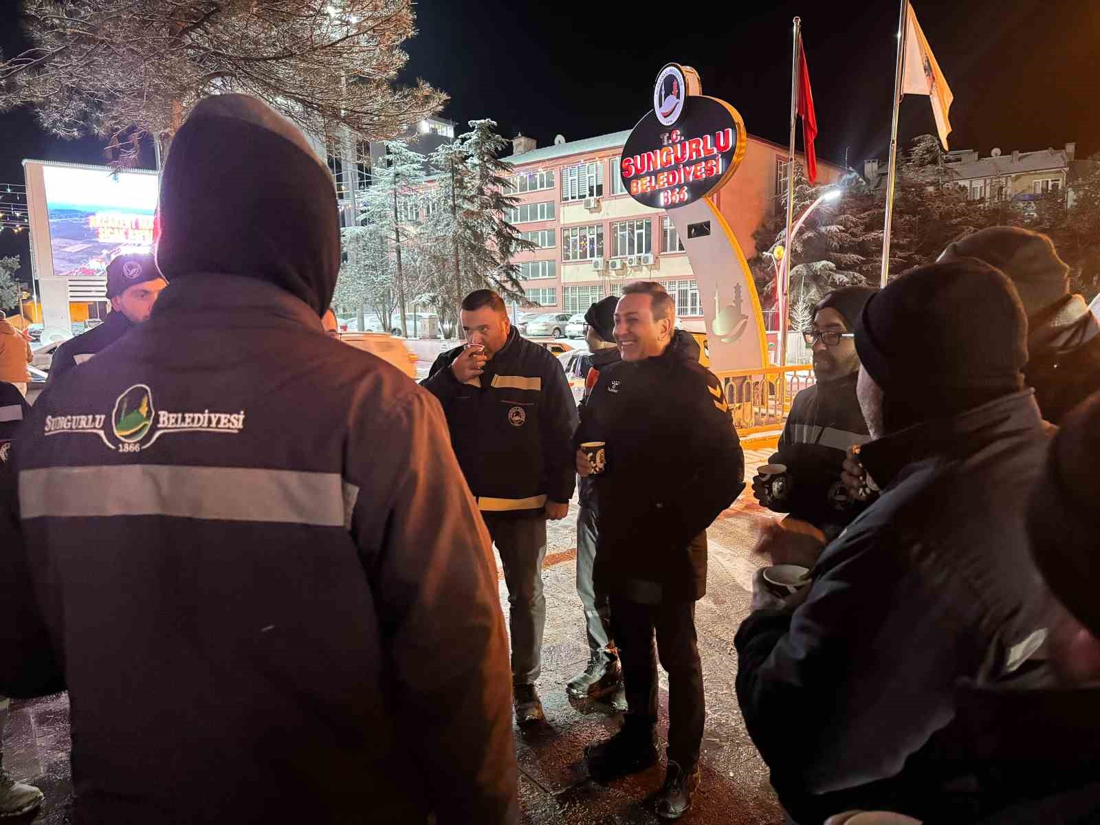 Başkan Dere’den karla mücadele ekiplerine sıcak kahve ikramı