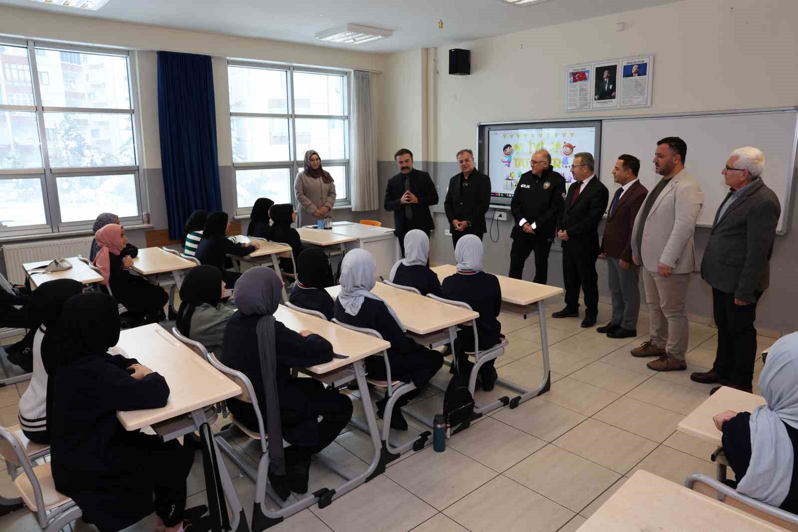 Başkan Özdoğan, öğrencilerin karne heyecanına ortak oldu