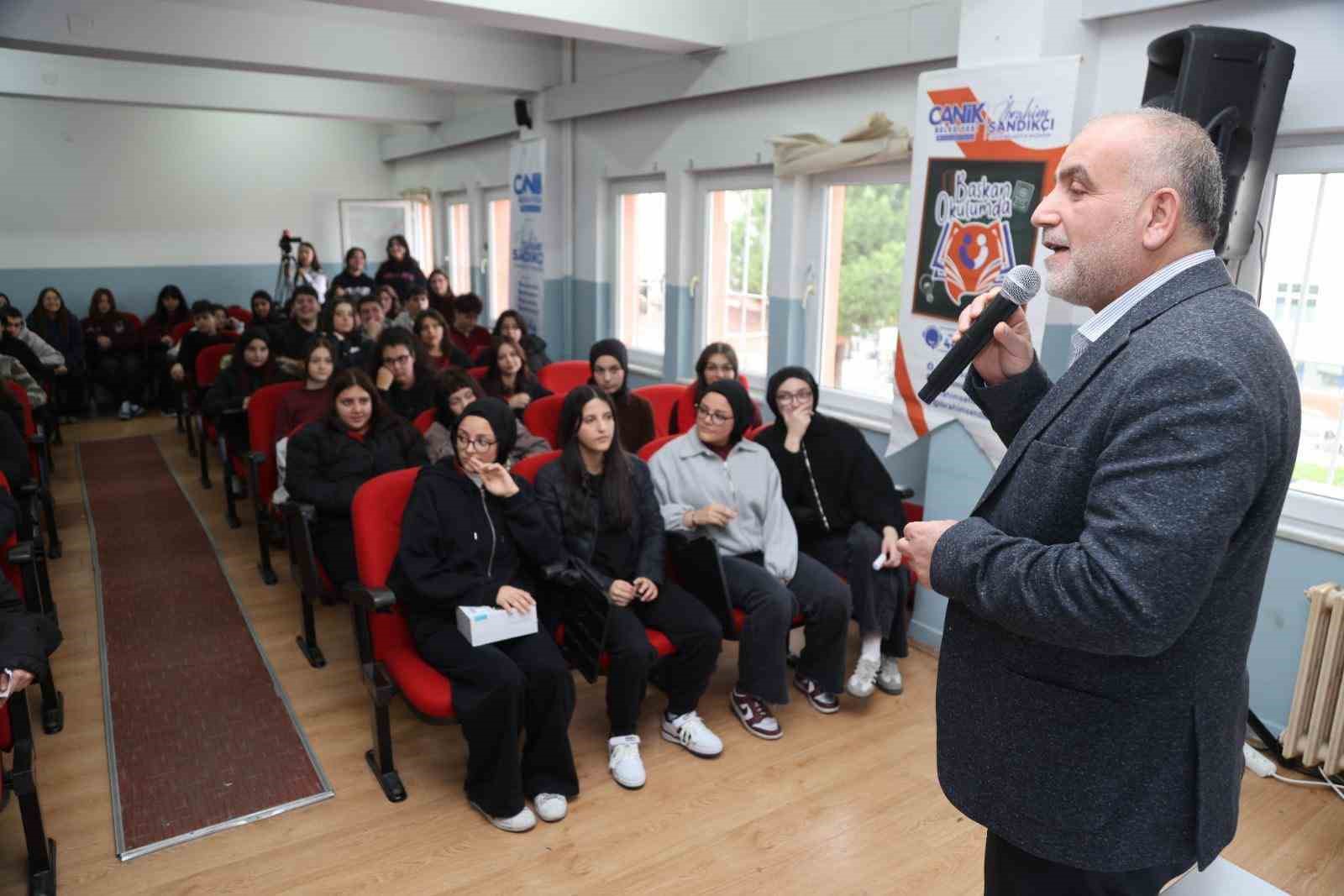 Başkan Sandıkçı: “Gençlerimizin her daim yanındayız”