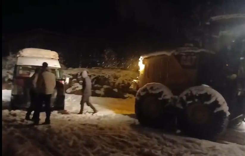 Batman’da köy yolunda mahsur kalan 10 kişi lurtarıldı