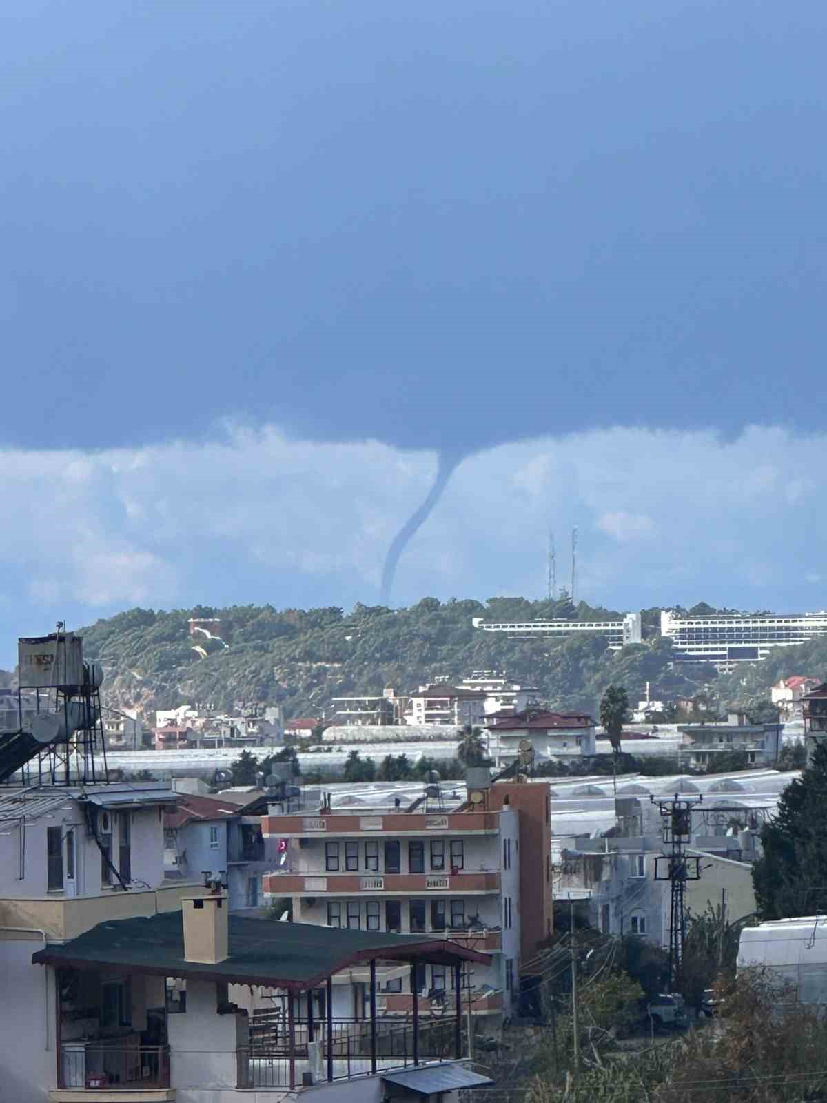 Alanya’da denizde oluşan hortum kamerada