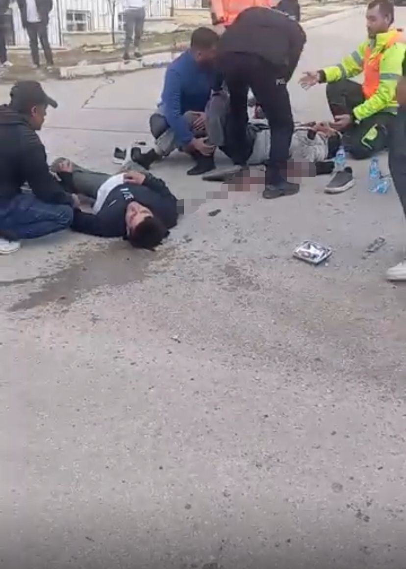 Minibüse arkadan çarpan motosikletteki 2 kişi ağır yaralandı