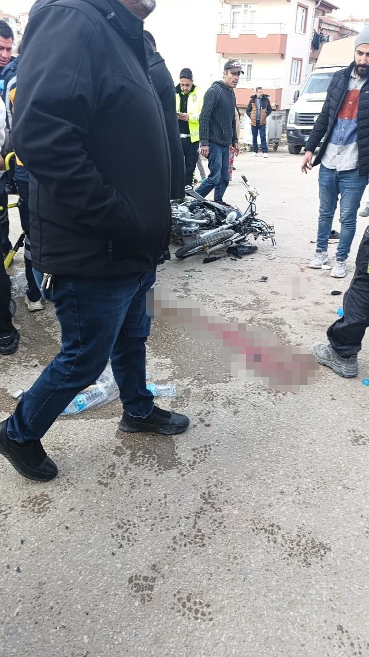 Minibüse arkadan çarpan motosikletteki 2 kişi ağır yaralandı