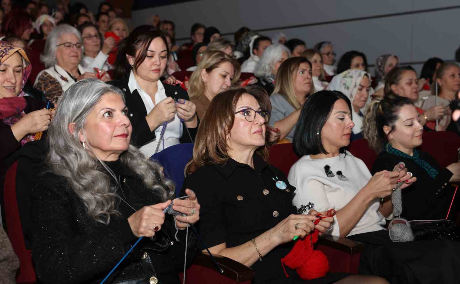Bursa’da yüzlerce kadın aynı anda iyilik için ilmek attı