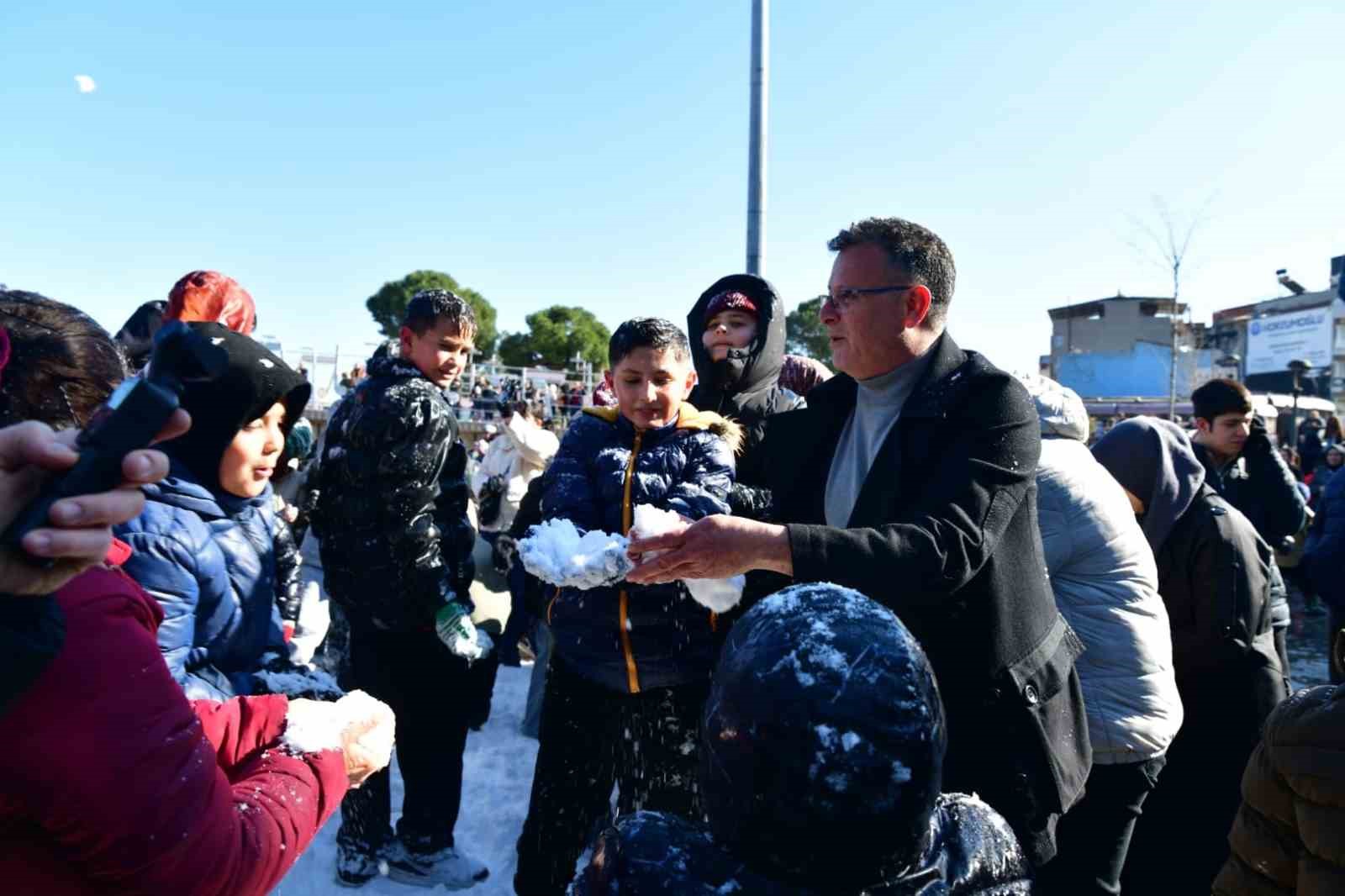 Kar yağmayan ilçede çocuklara kar sürprizi