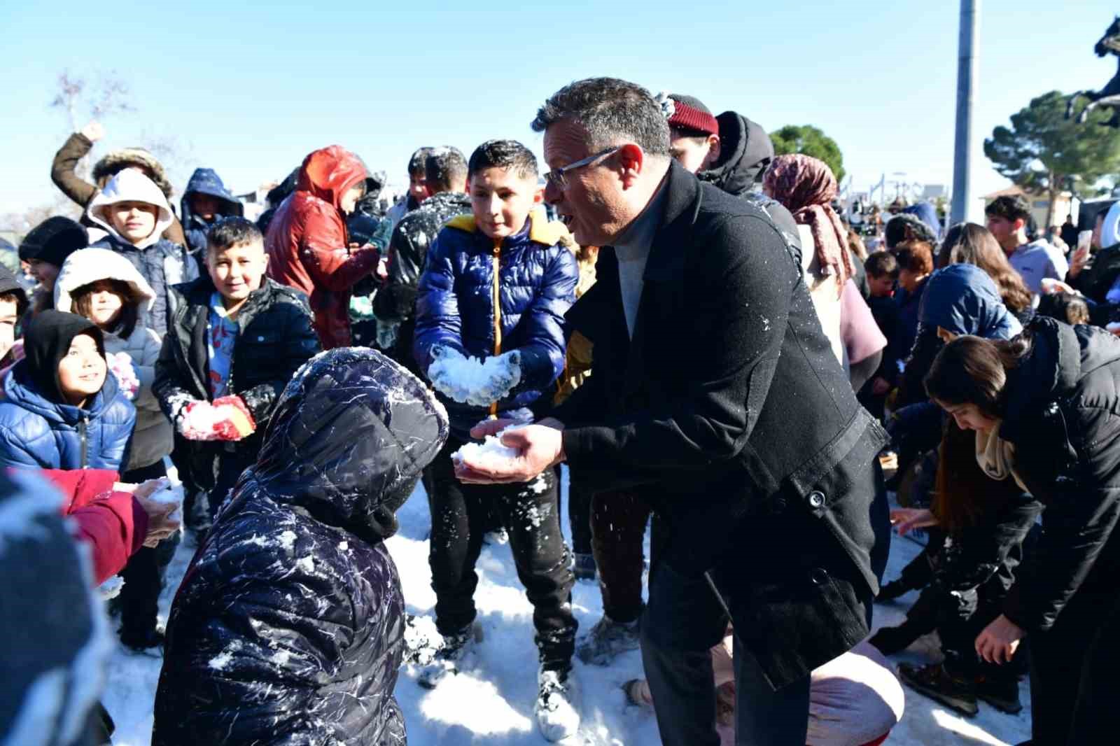 Kar yağmayan ilçede çocuklara kar sürprizi