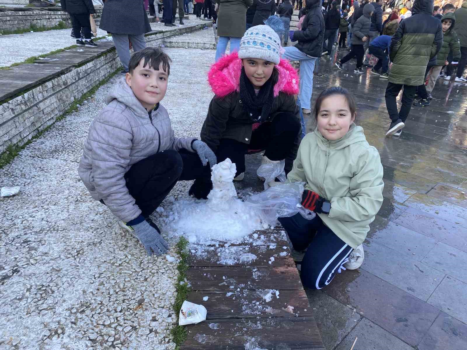 Kar yağmayan ilçede çocuklara kar sürprizi