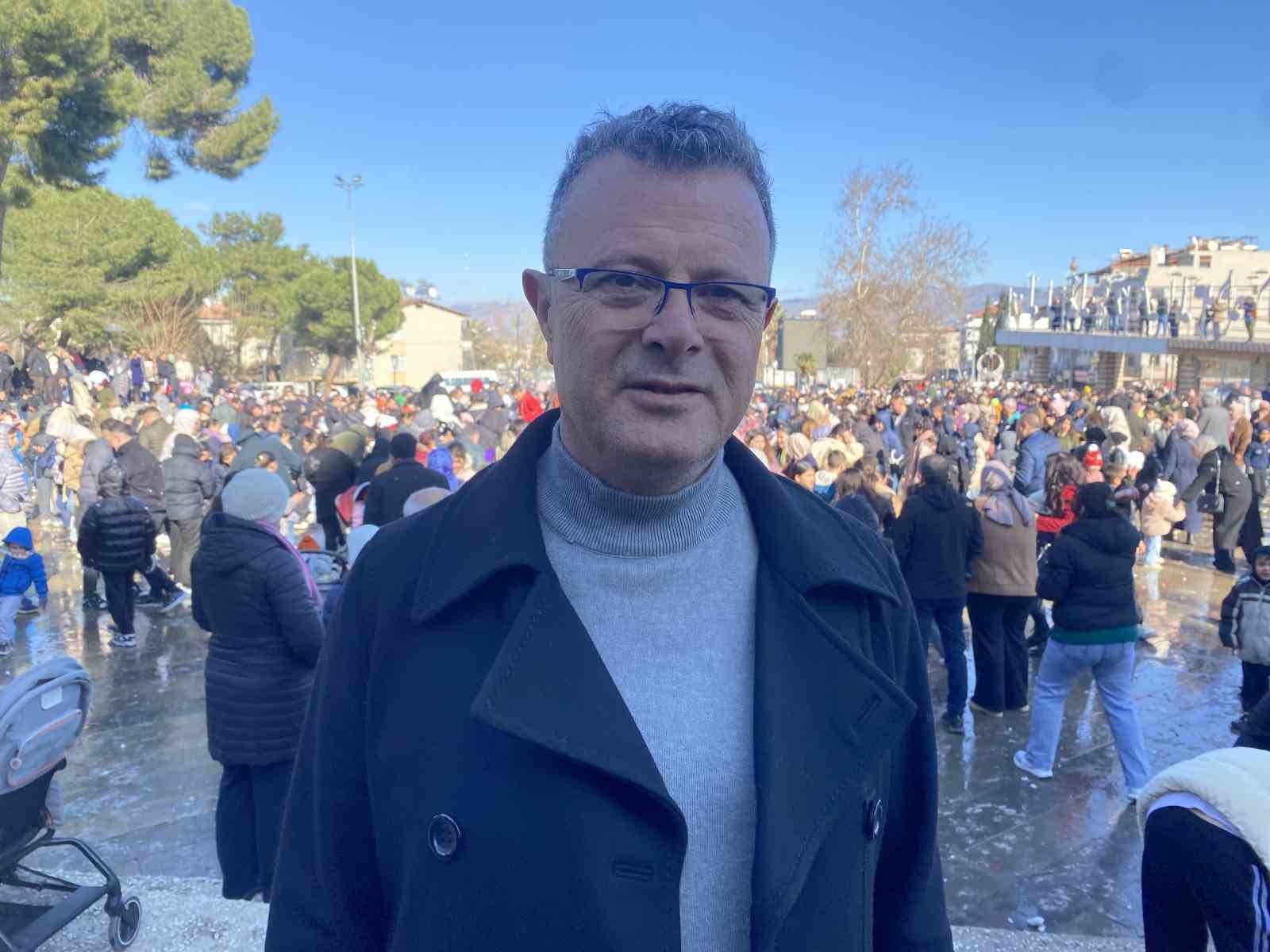 Kar yağmayan ilçede çocuklara kar sürprizi