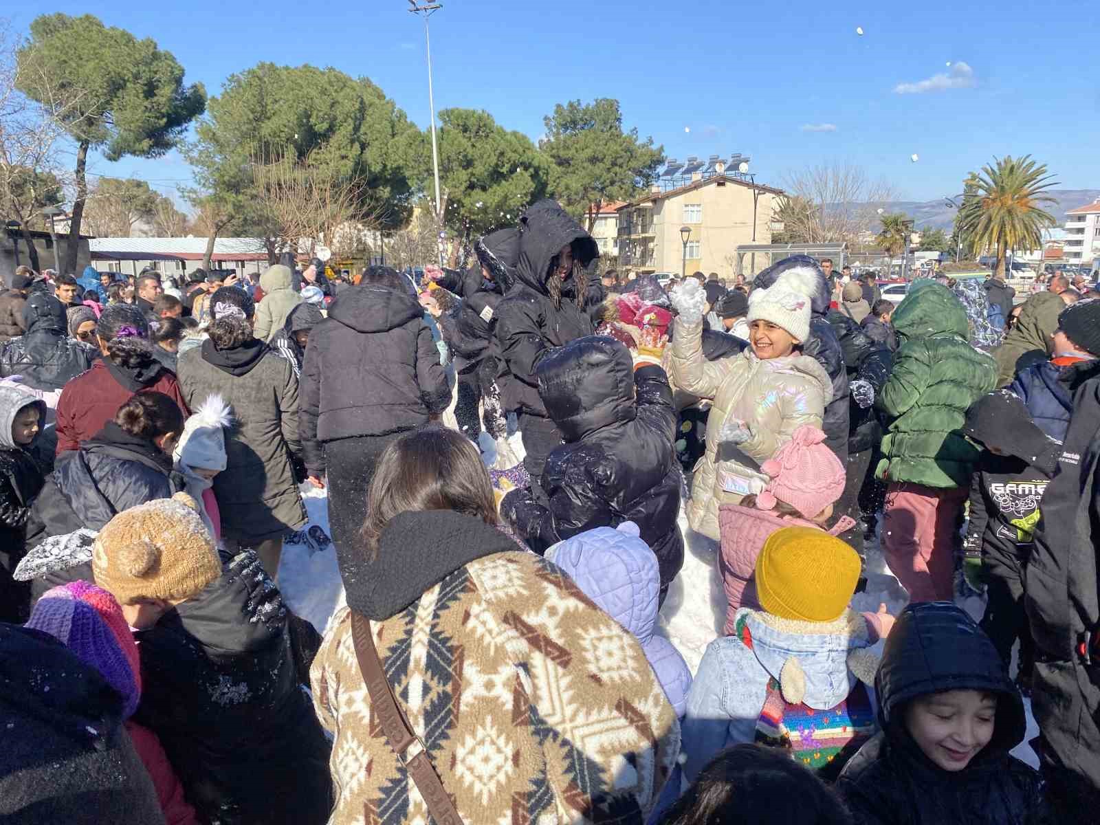 Kar yağmayan ilçede çocuklara kar sürprizi