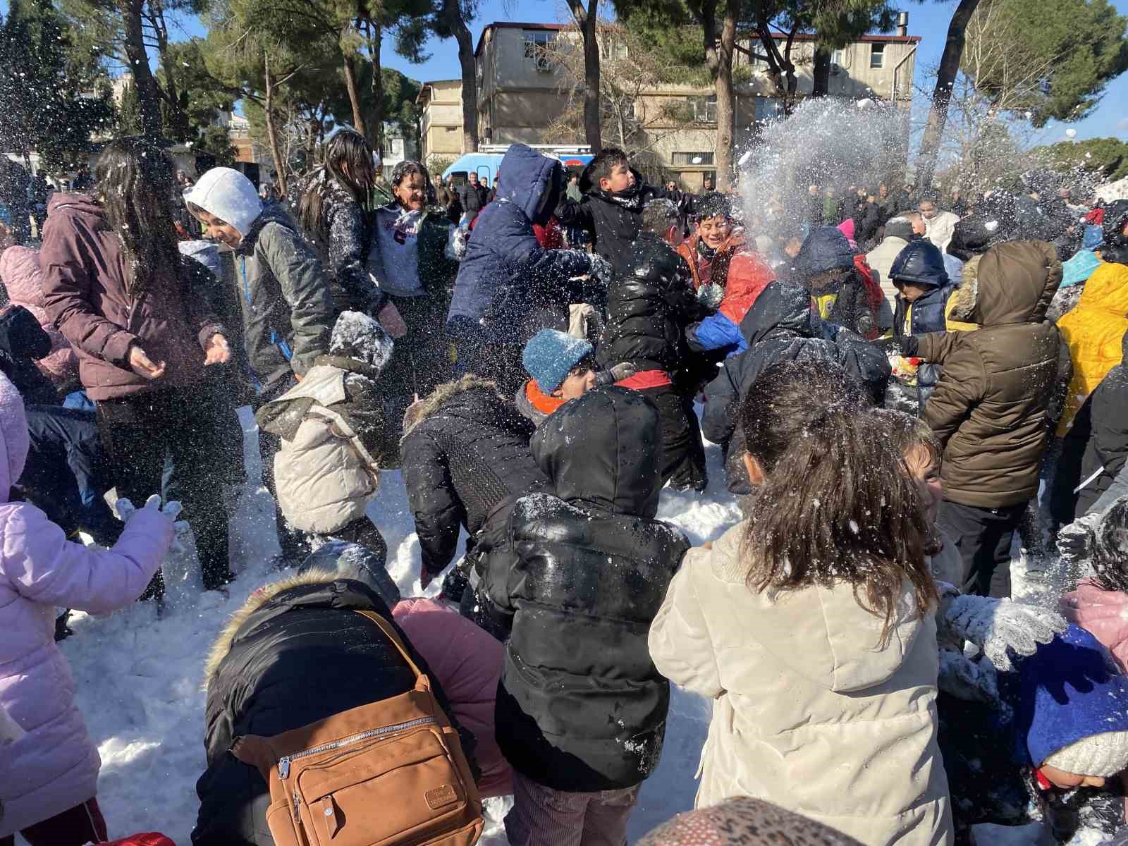 Kar yağmayan ilçede çocuklara kar sürprizi