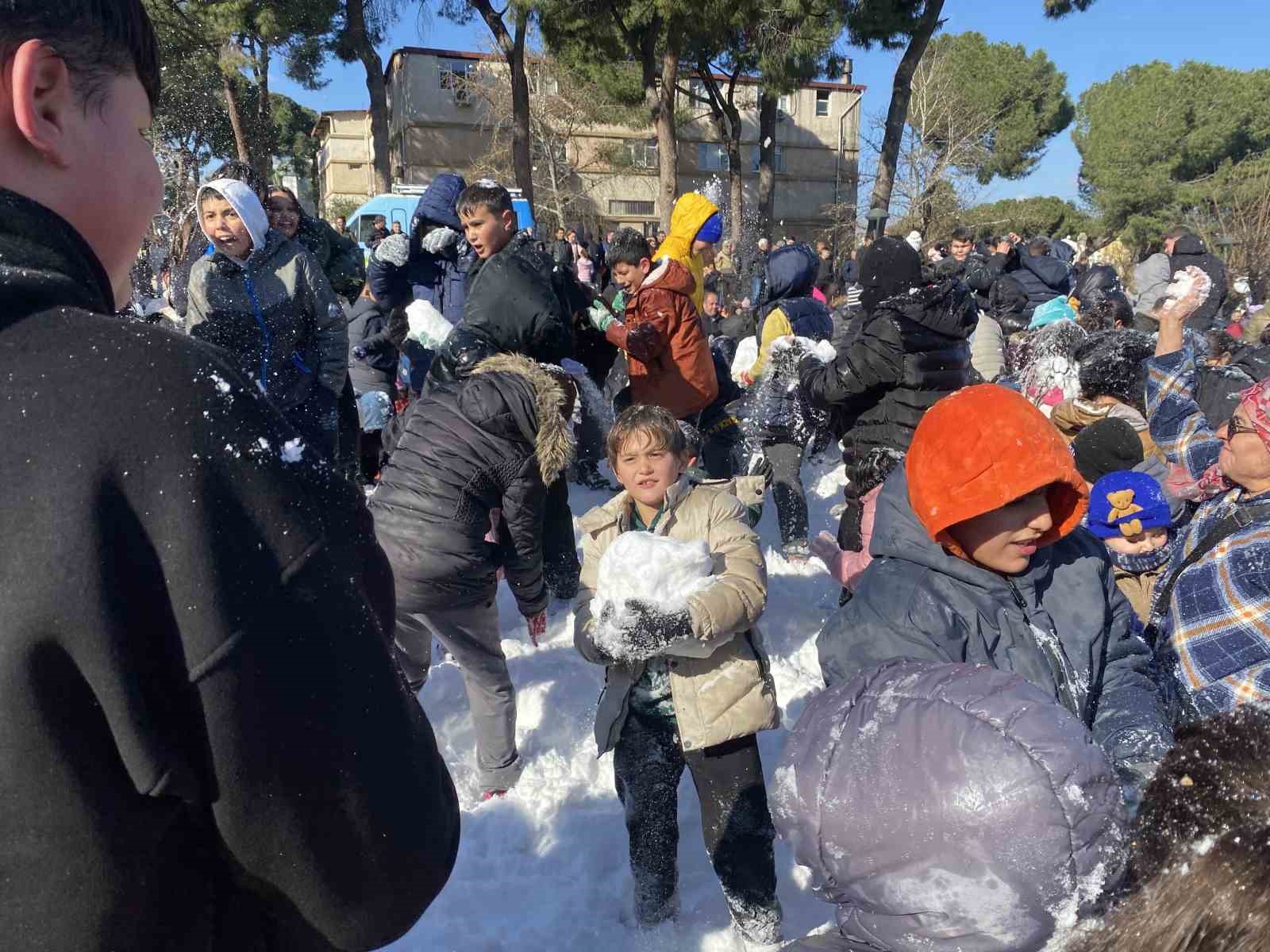 Kar yağmayan ilçede çocuklara kar sürprizi