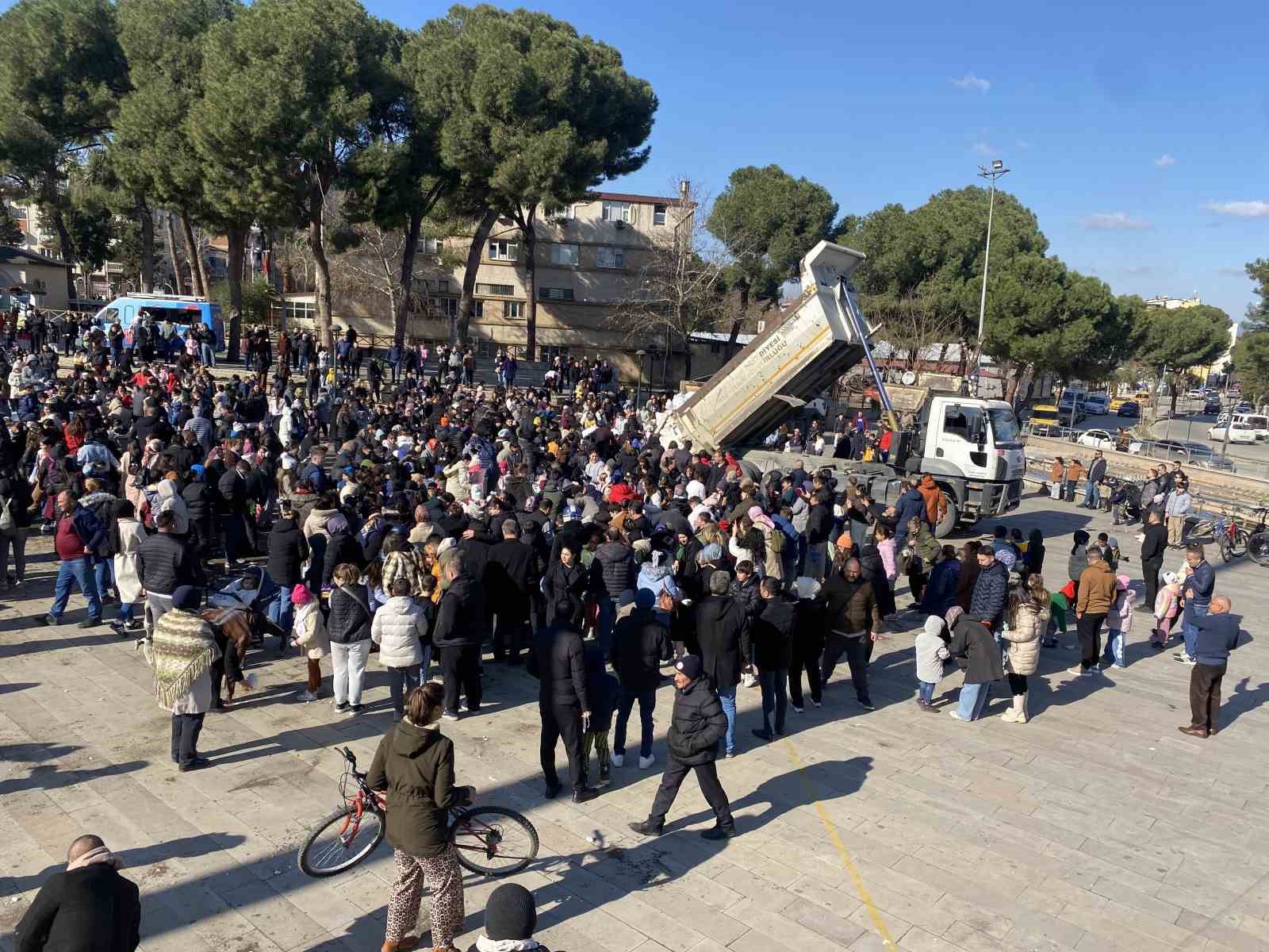 Kar yağmayan ilçede çocuklara kar sürprizi