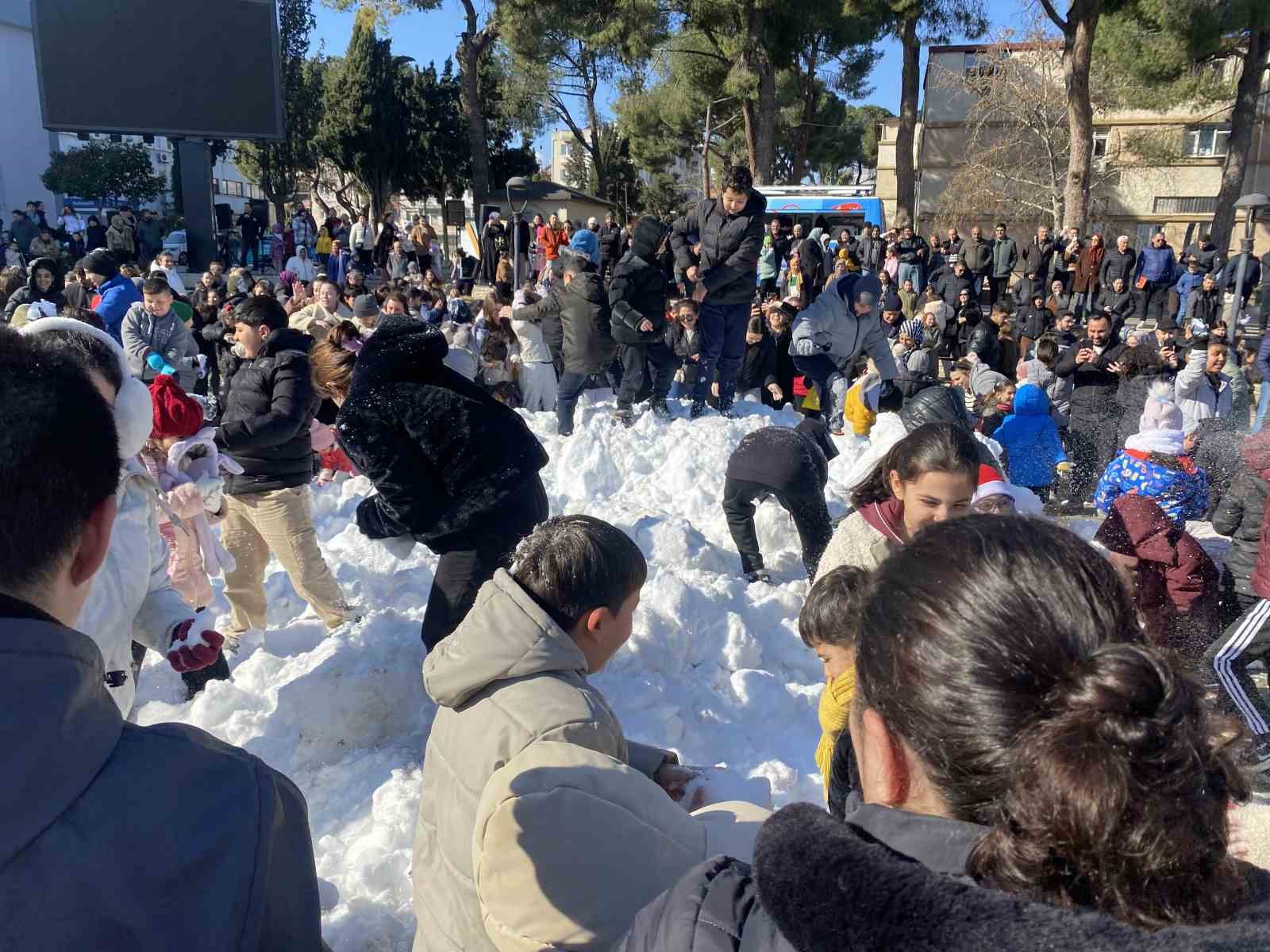 Kar yağmayan ilçede çocuklara kar sürprizi