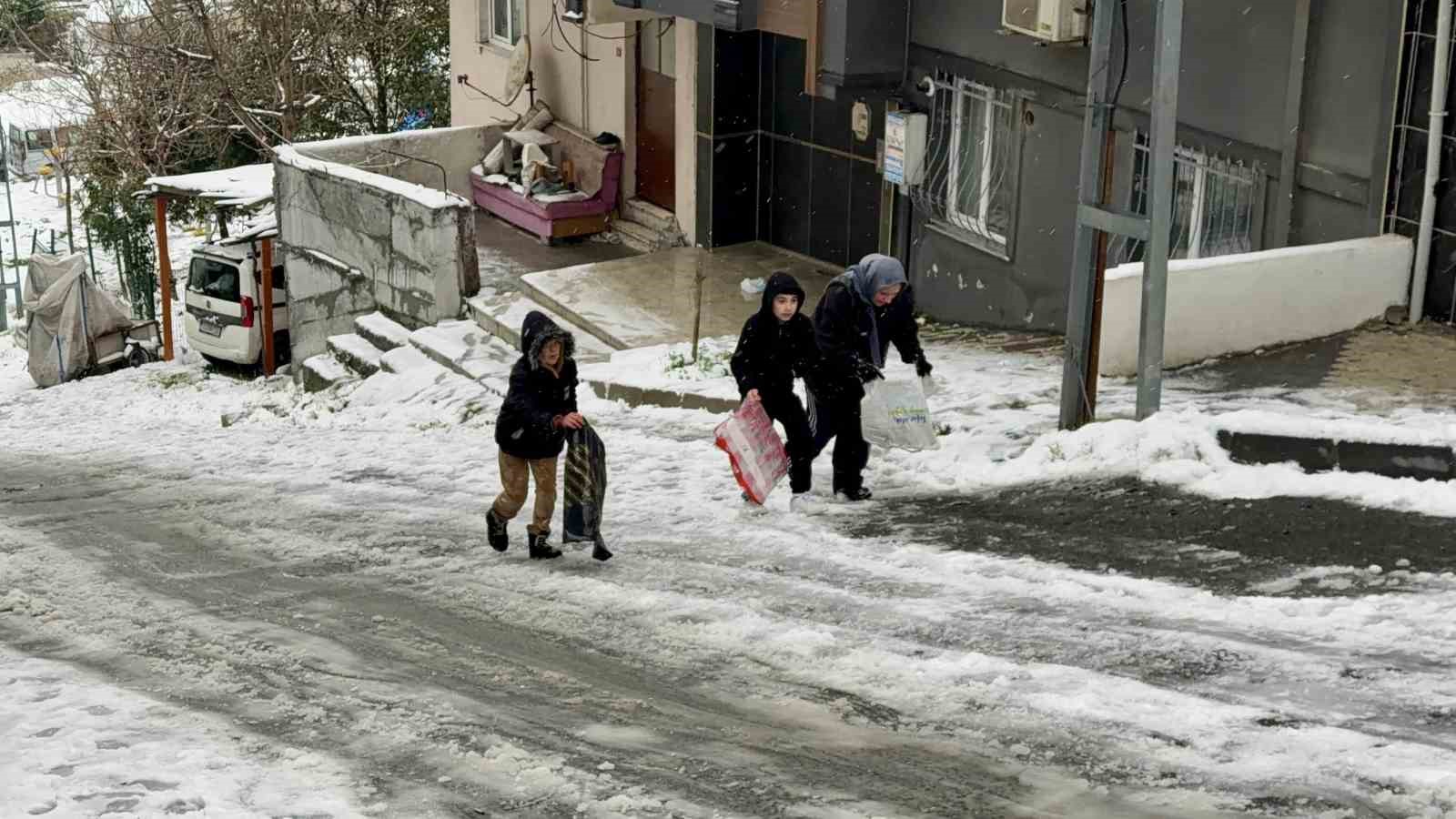Arnavutköy’de kar yağışıyla kayak pistine dönen sokak dronla görüntülendi