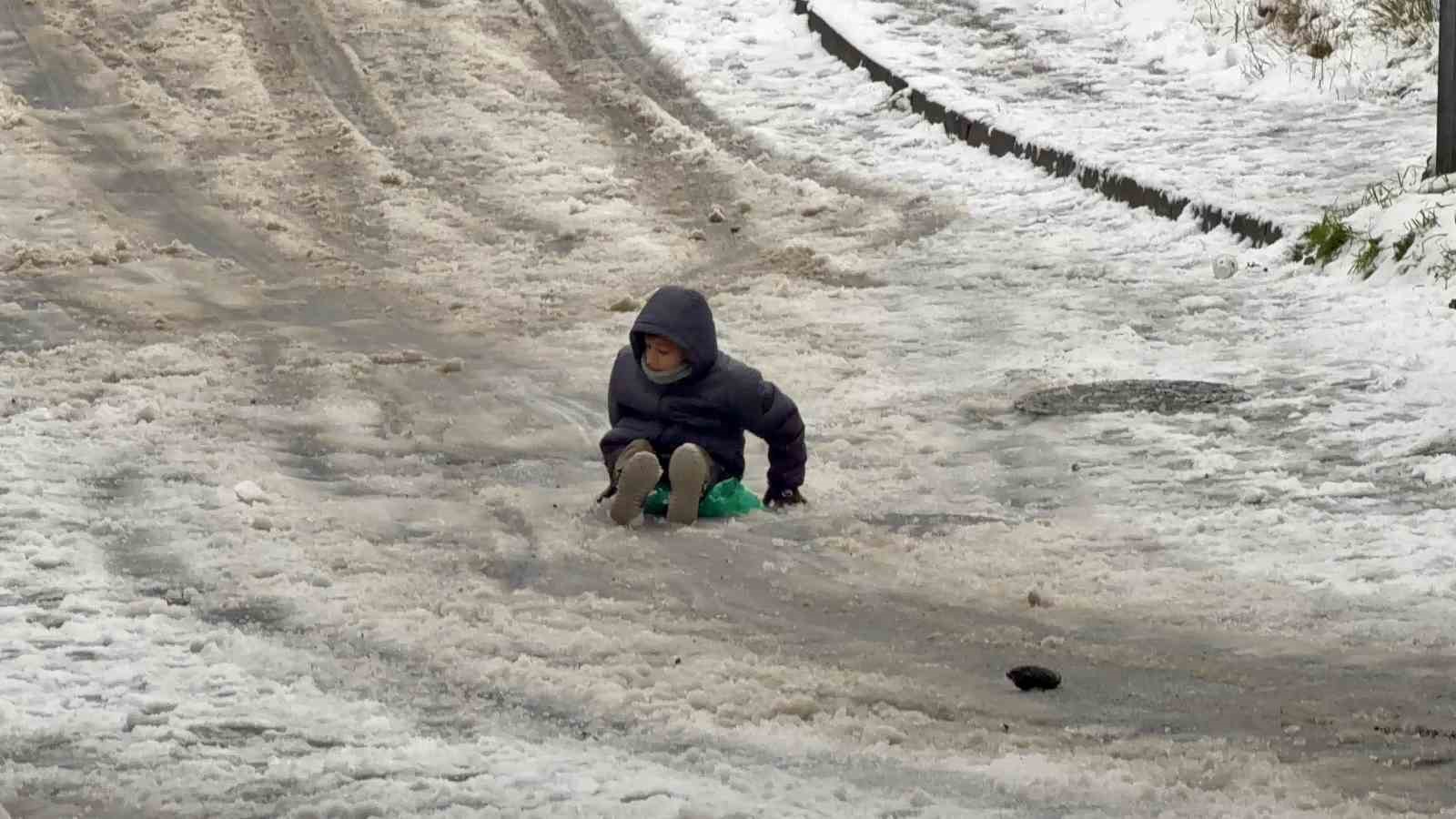 Arnavutköy’de kar yağışıyla kayak pistine dönen sokak dronla görüntülendi
