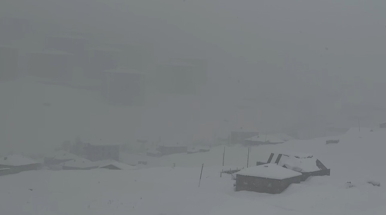 Hakkari’de kar yağışı: 43 yerleşim yerinin yolu kapandı