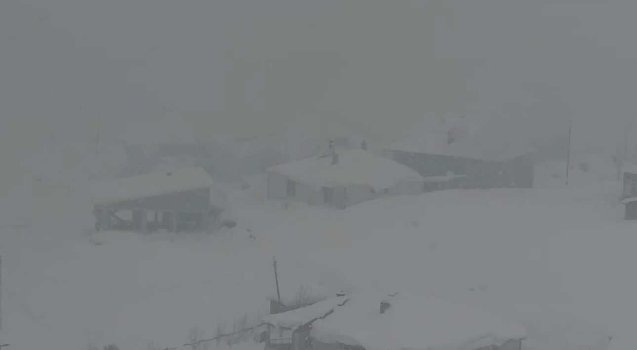 Hakkari’de kar yağışı: 43 yerleşim yerinin yolu kapandı