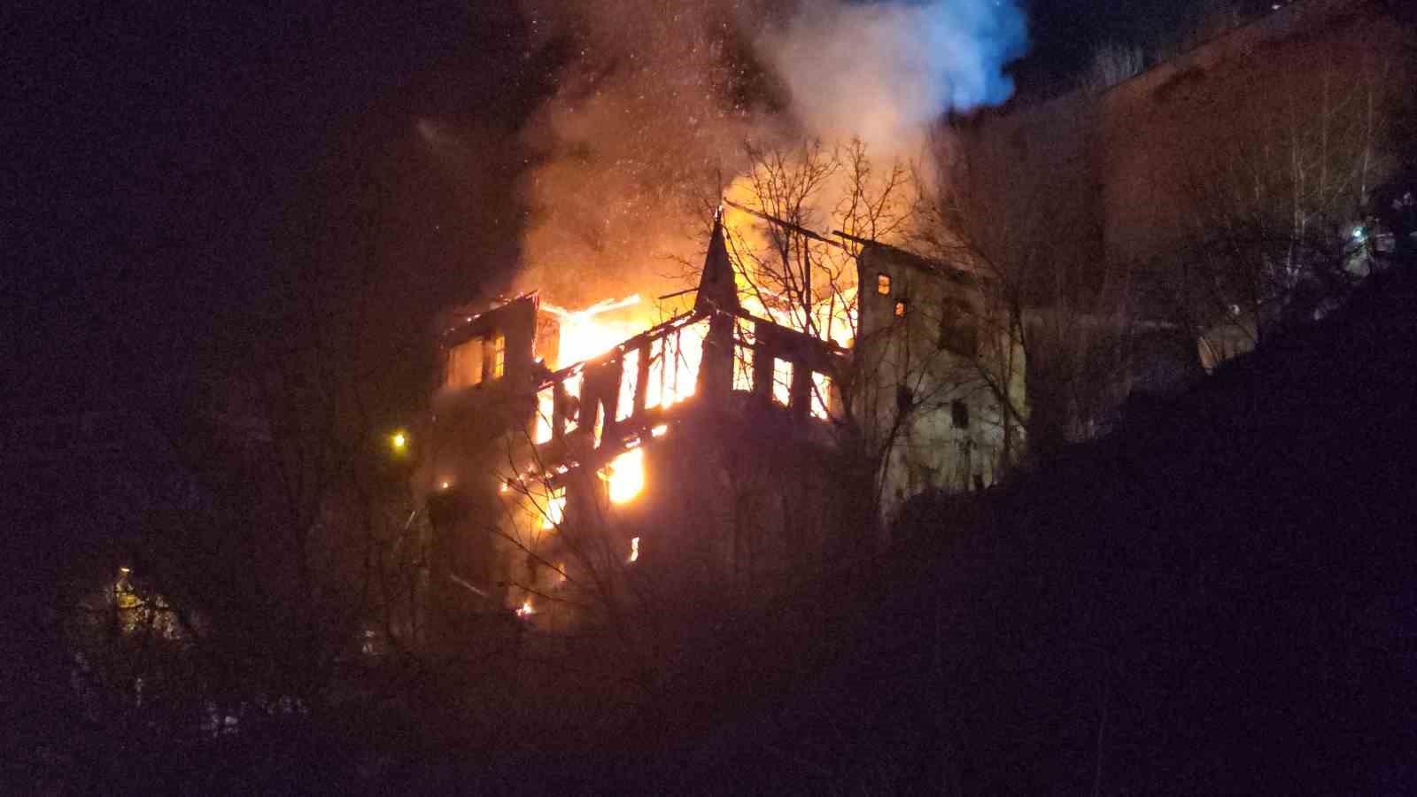 Safranbolu’da 200 yılık tarihi konak alevlere teslim oldu