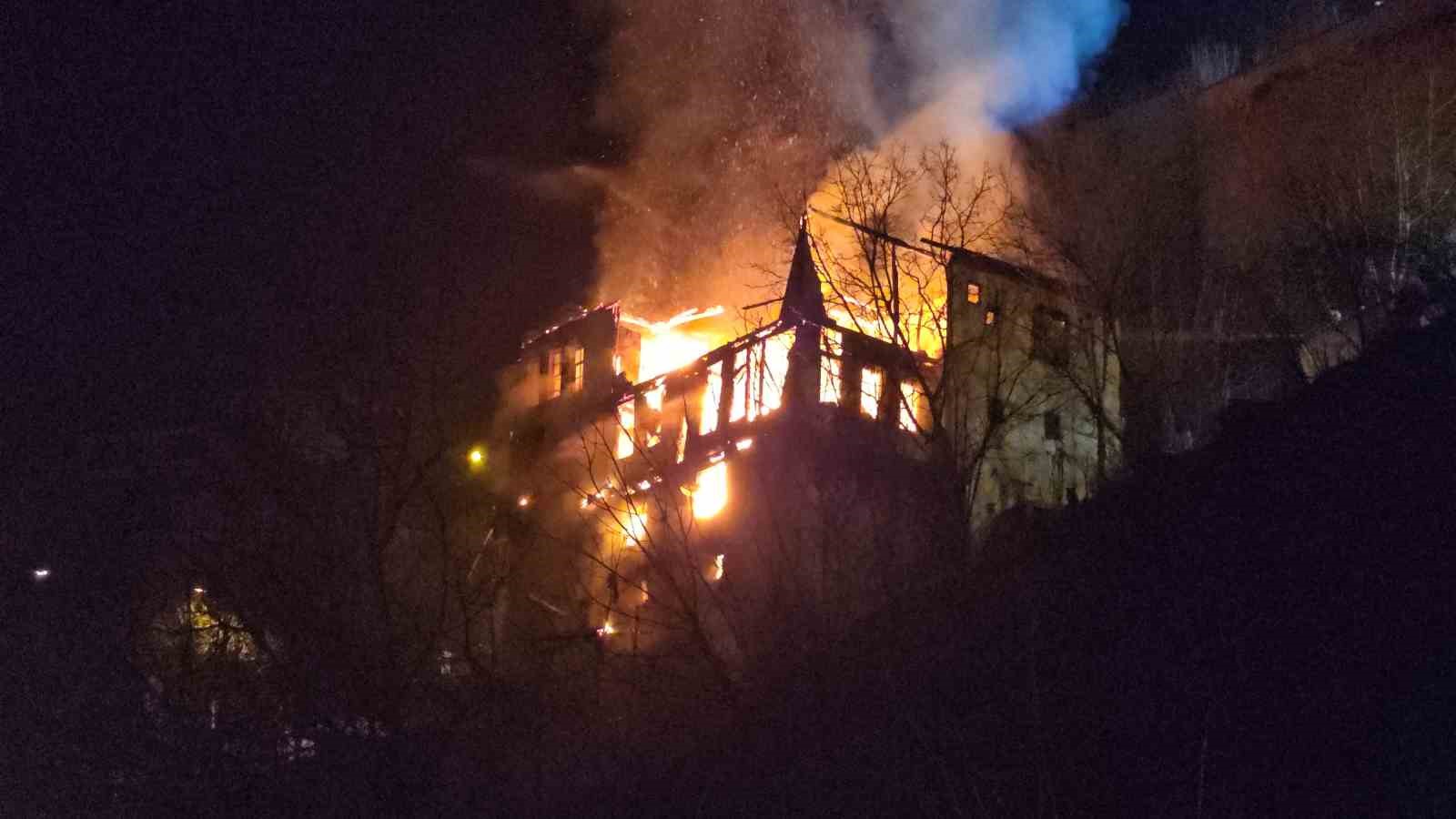 Safranbolu’da 200 yılık tarihi konak alevlere teslim oldu