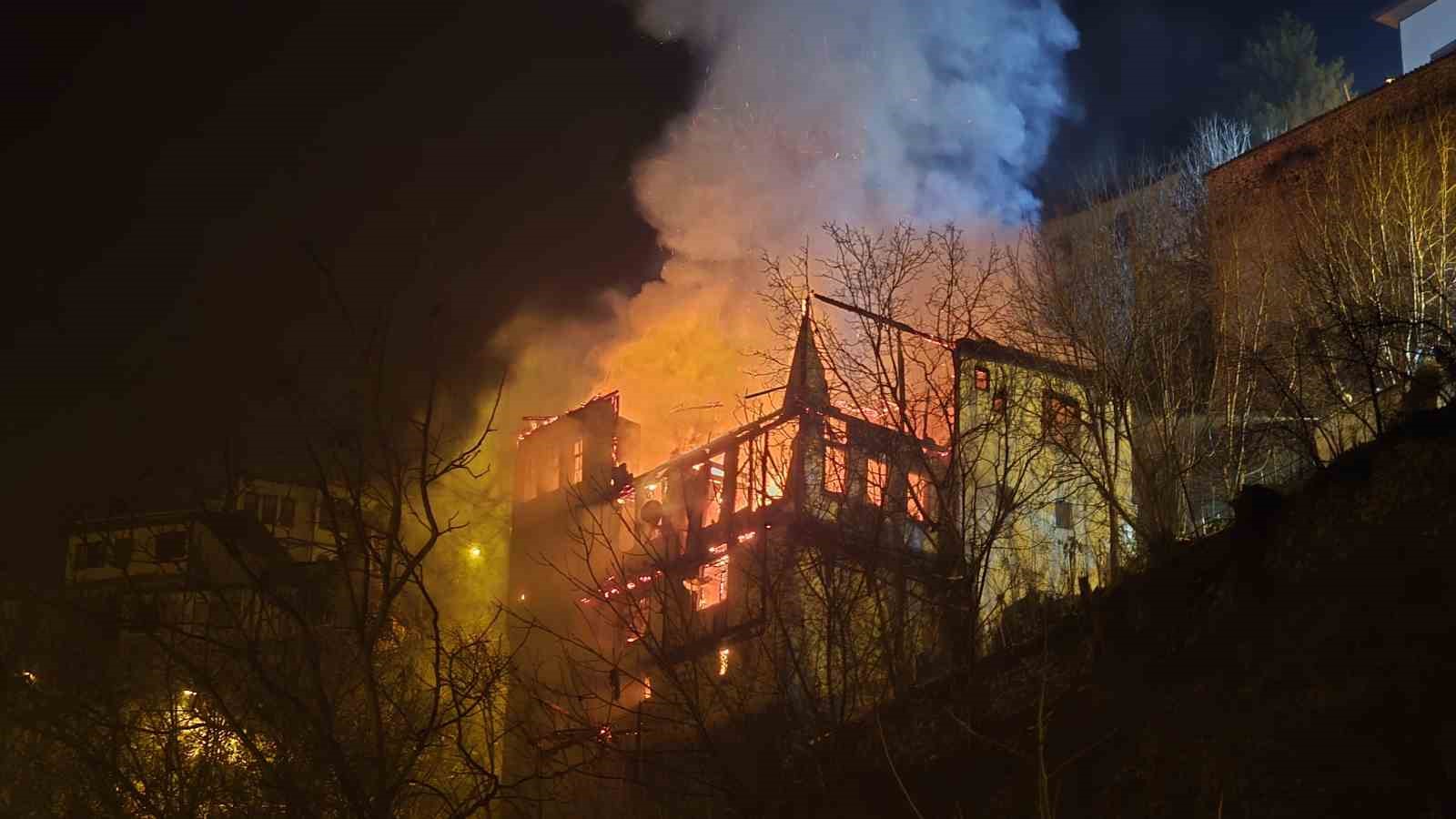 Safranbolu’da 200 yılık tarihi konak alevlere teslim oldu