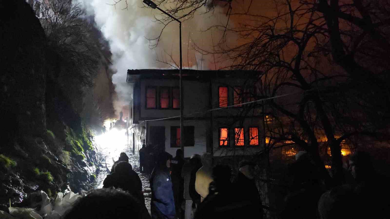 Safranbolu’da 200 yılık tarihi konak alevlere teslim oldu