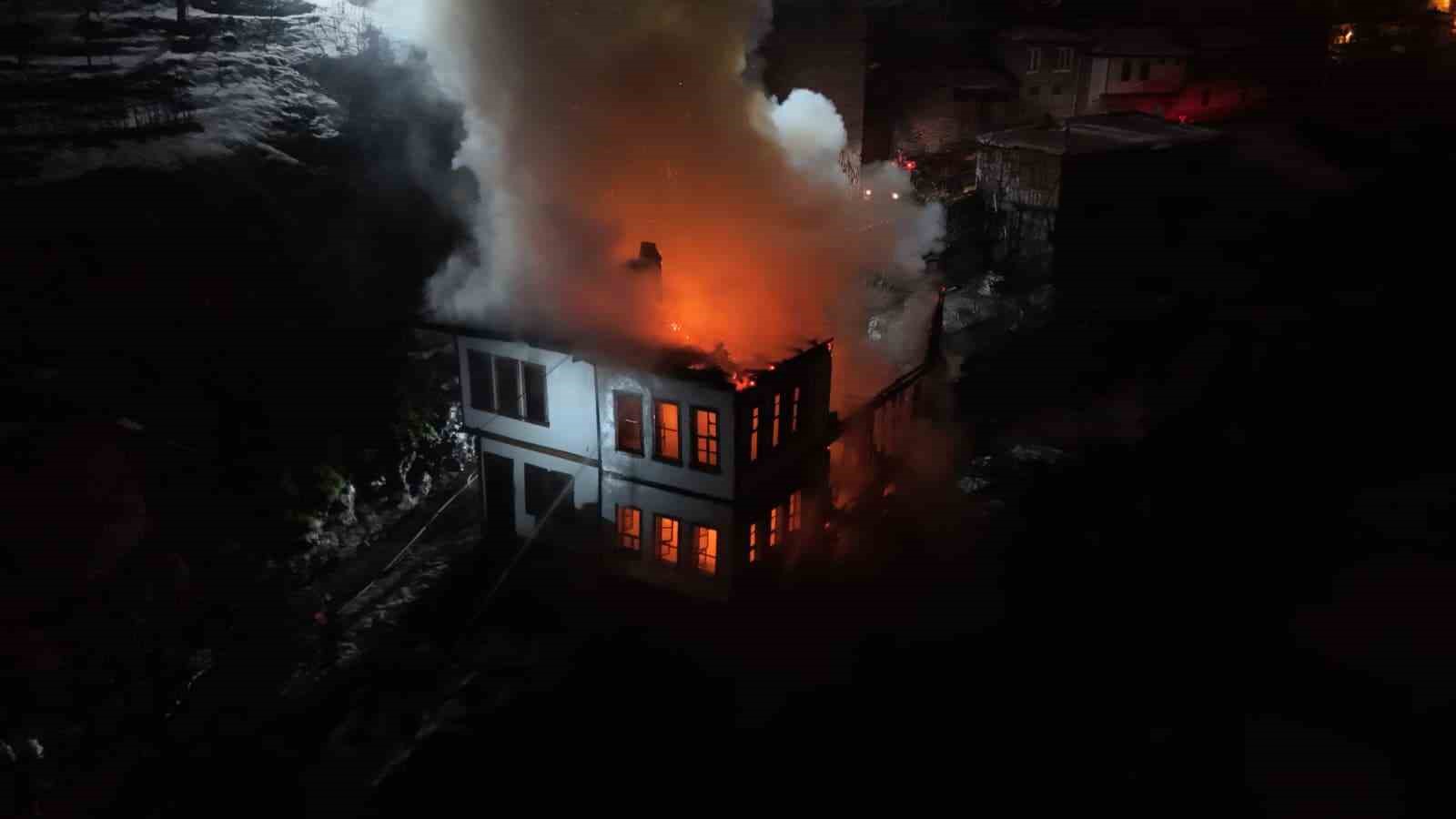 Safranbolu’da 200 yılık tarihi konak alevlere teslim oldu