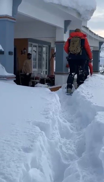AFAD ekipleri yoğun kar altında 4 saat yürüyerek aileye ulaştı