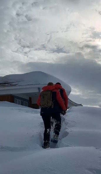 AFAD ekipleri yoğun kar altında 4 saat yürüyerek aileye ulaştı