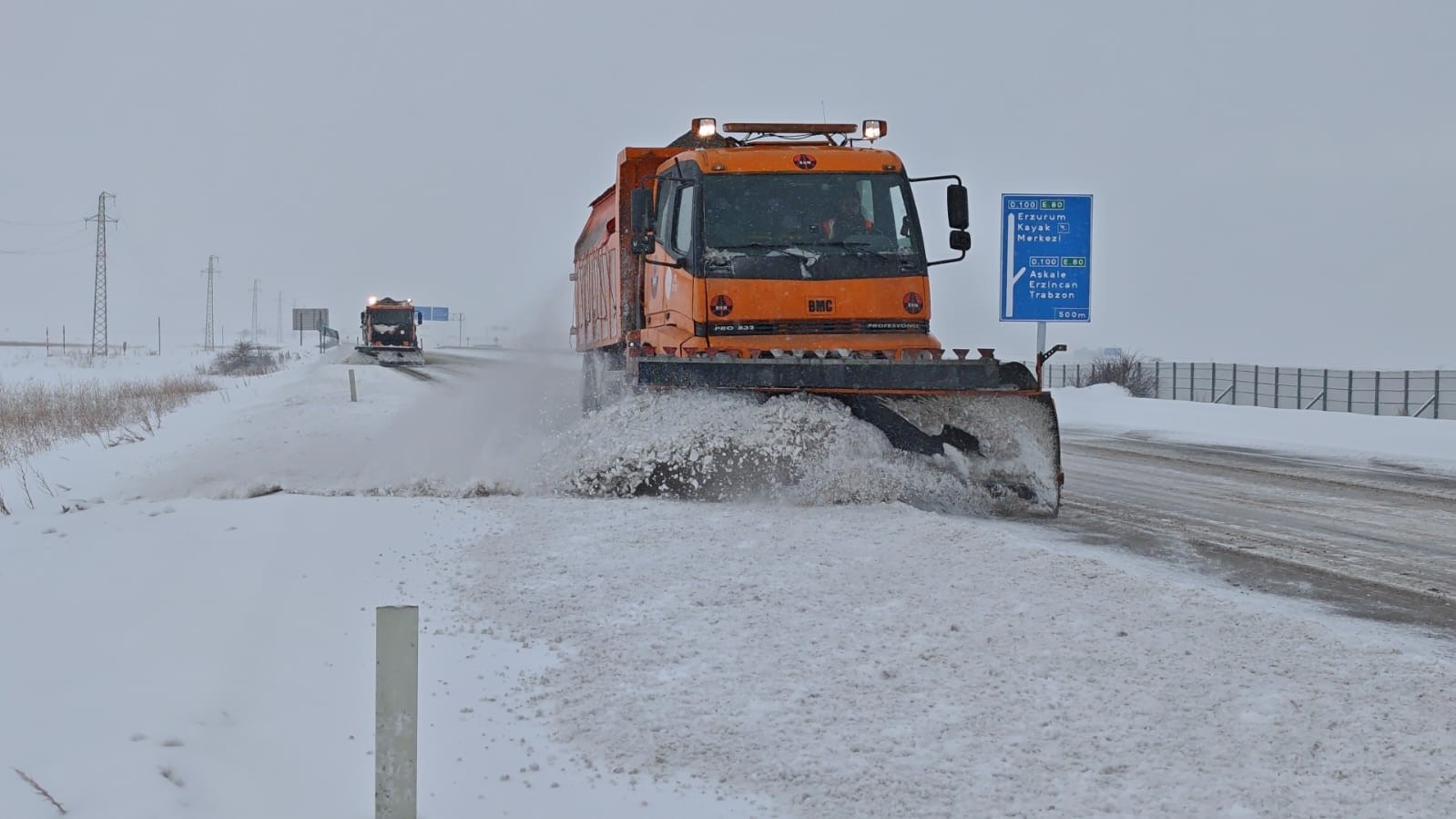 Karayolları ekipleri karla mücadele için seferber oldu