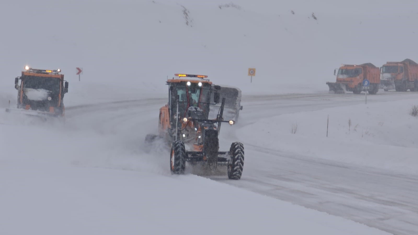 Karayolları ekipleri karla mücadele için seferber oldu