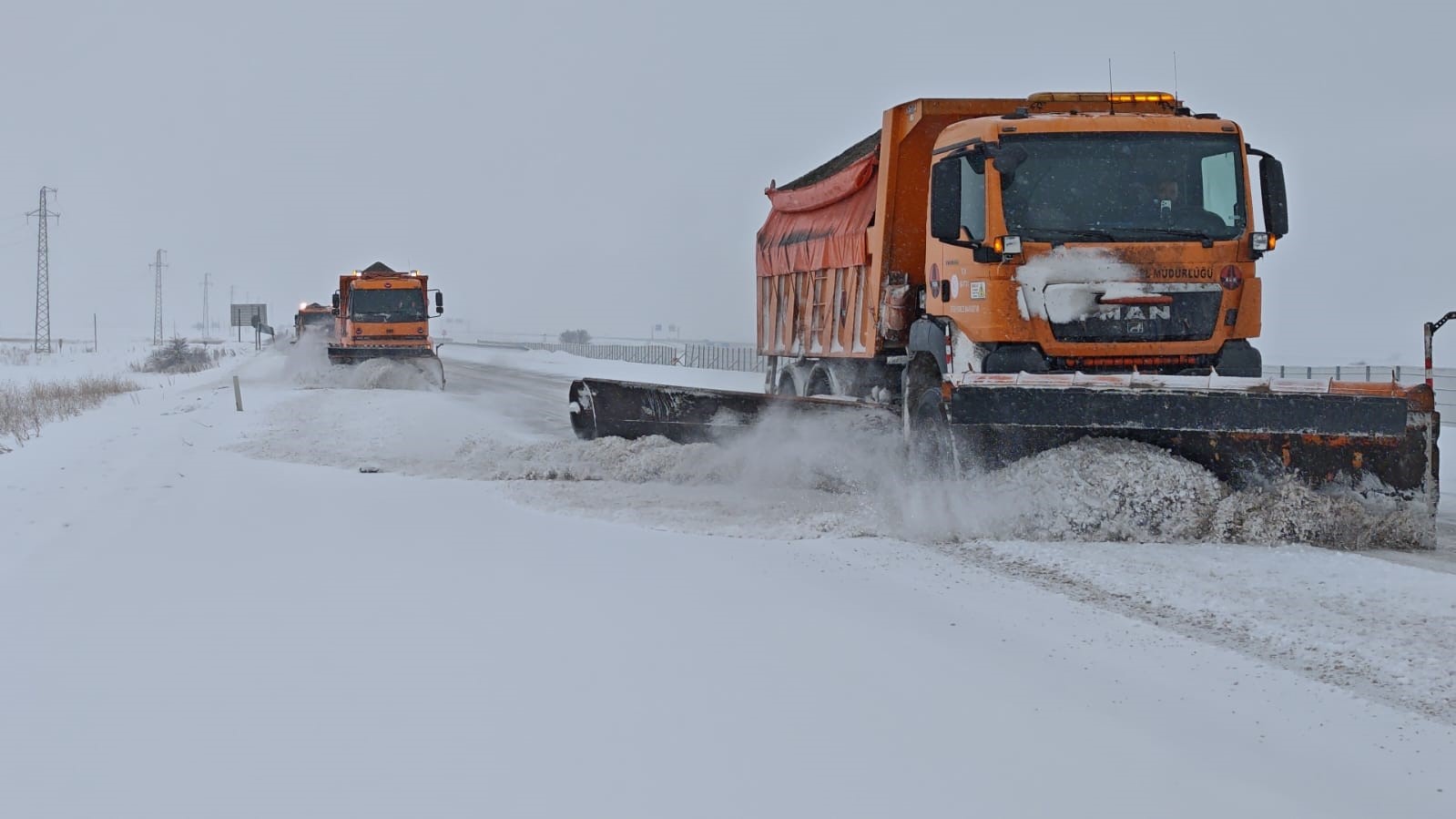 Karayolları ekipleri karla mücadele için seferber oldu