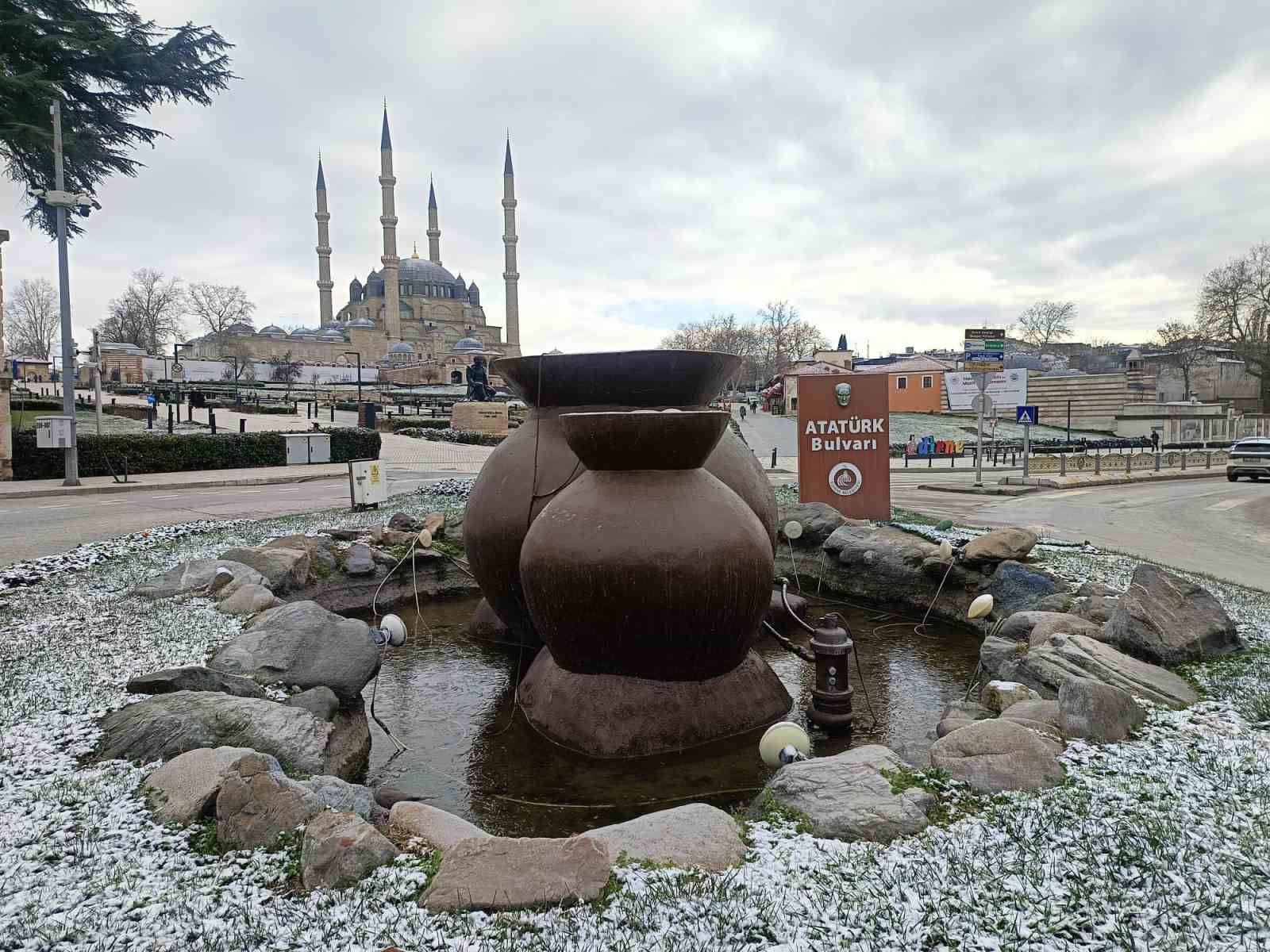 Edirne’de kar gitti, ayaz geldi: Pandemi günlerini aratmayan sessizlik