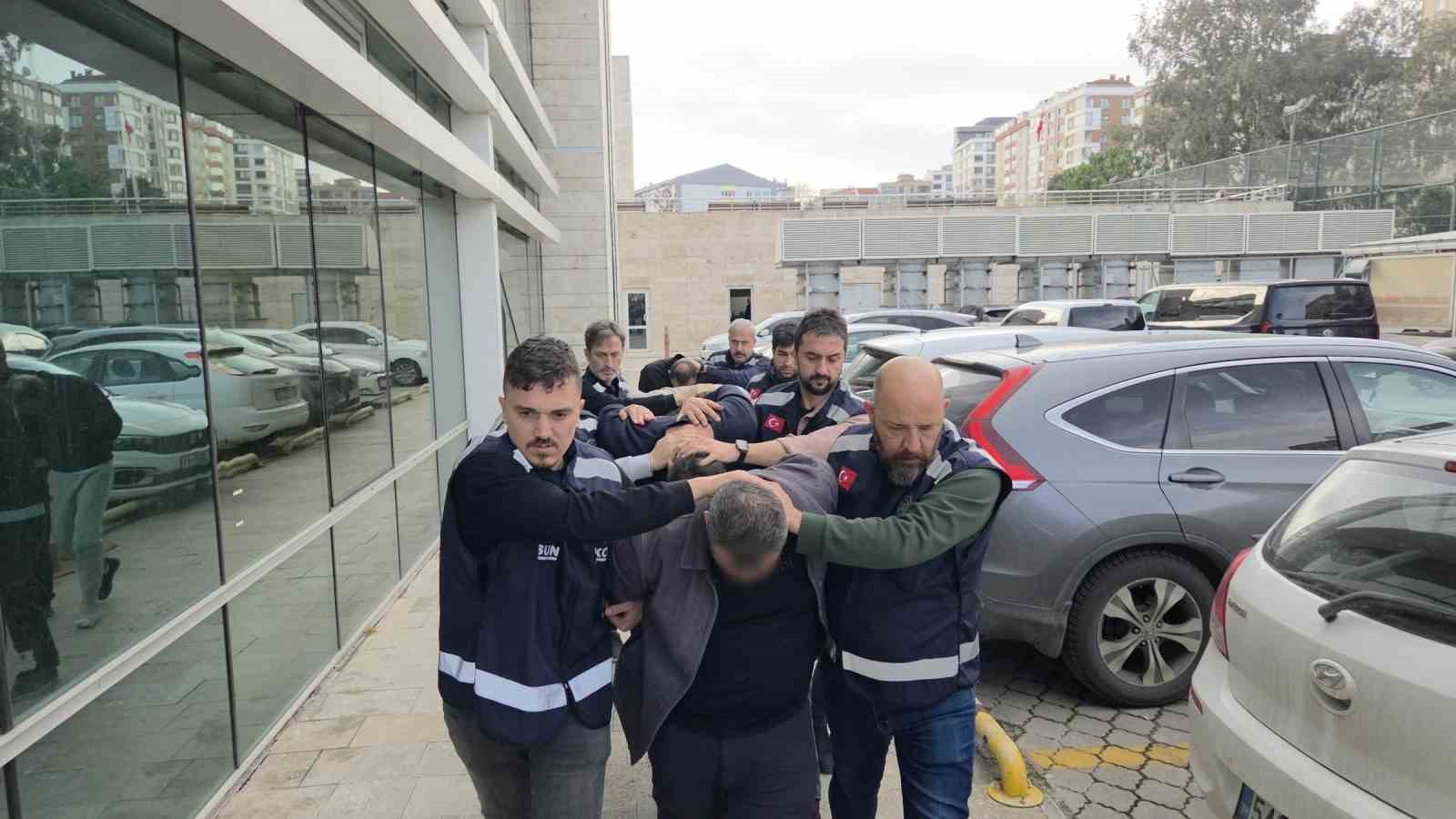 Samsun’da silahlı tehdit ve zorla para alma iddiası: 4 şüpheli adliyede